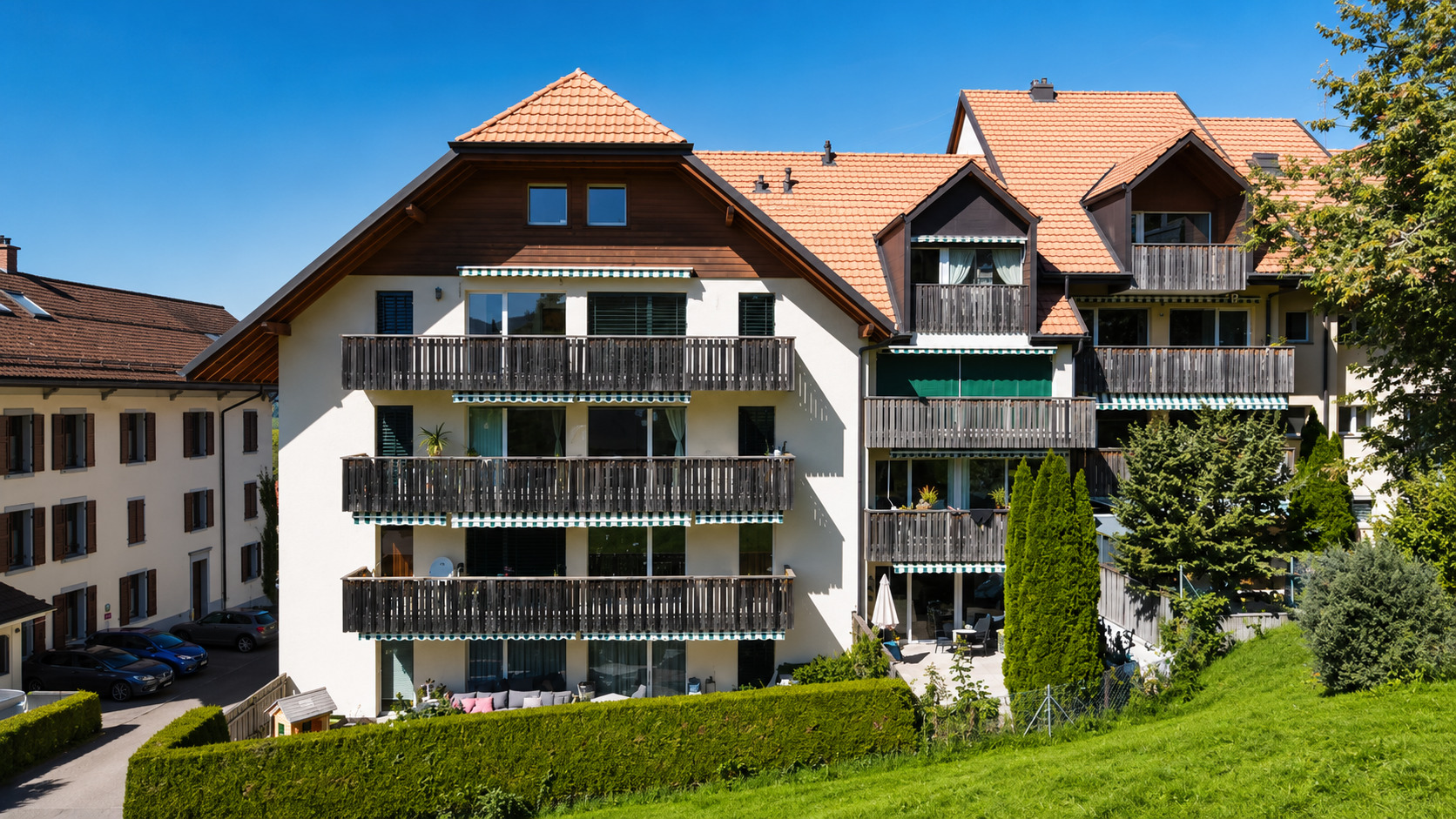 Wohnhaus mit Balkonen und Satteldach
