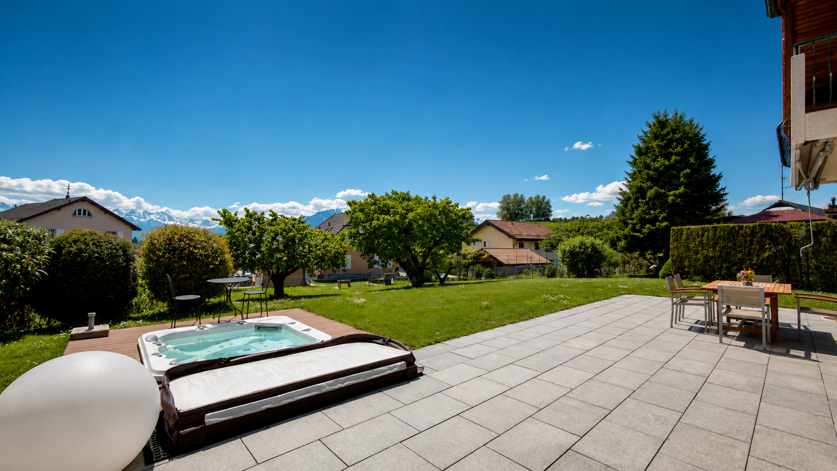 Garten mit Terrasse und Whirlpool