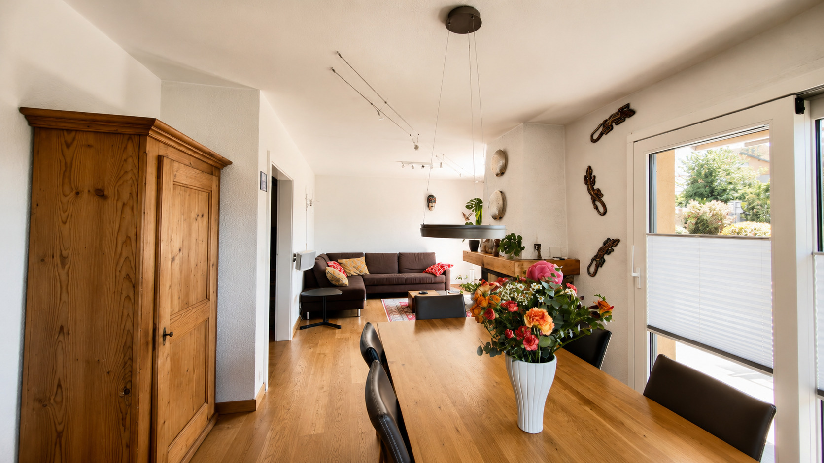 Wohn- und Essbereich mit Holzdetails
