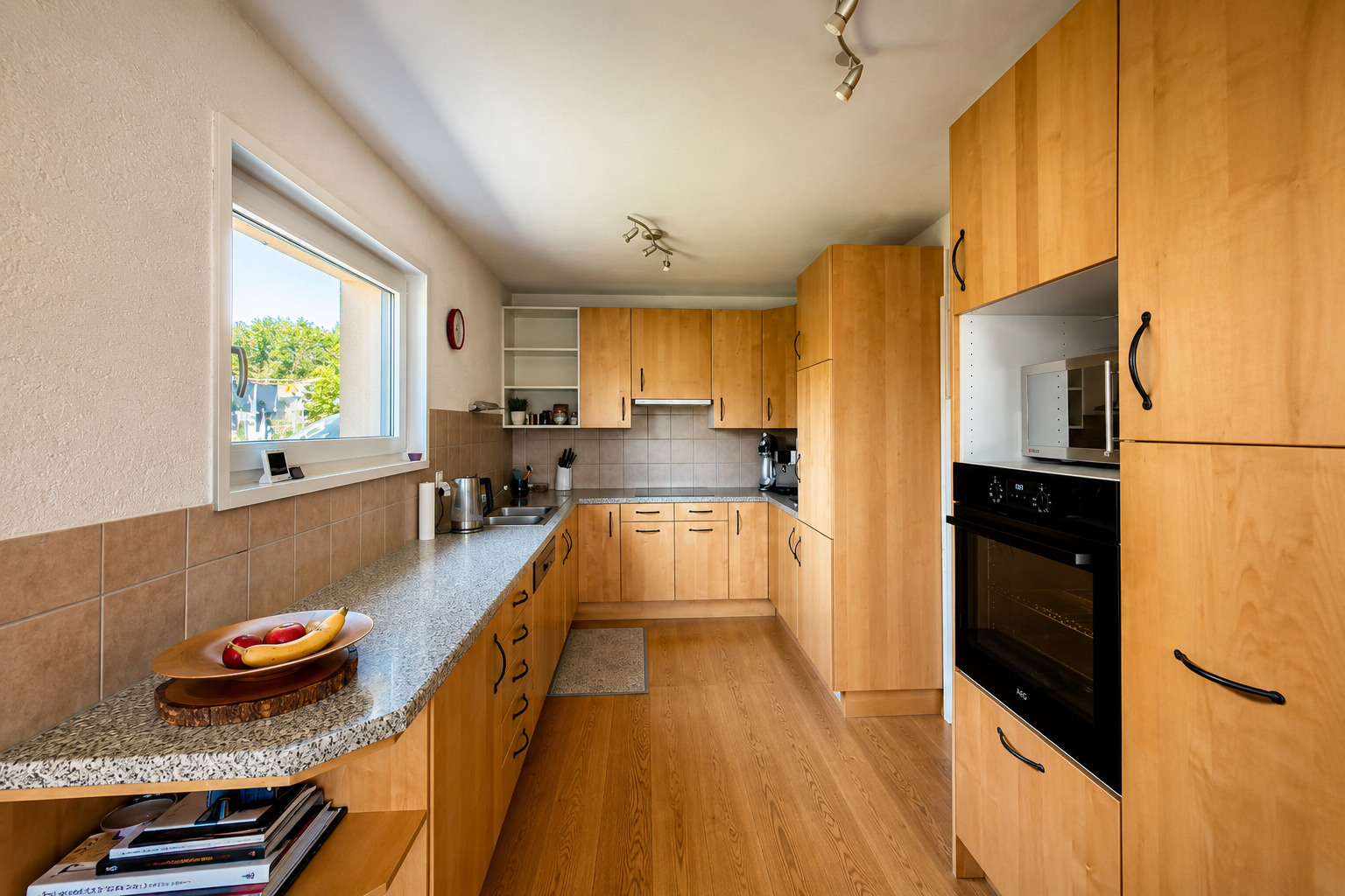 Kompakte helle Küche mit viel Holz