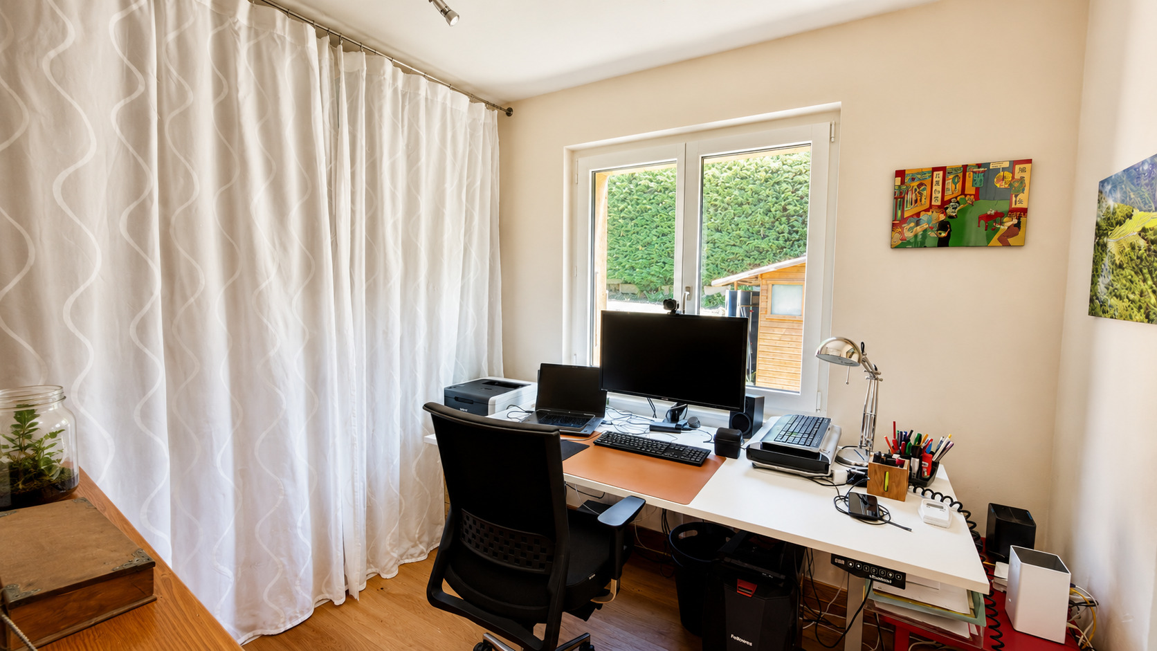 Arbeitszimmer mit Schreibtisch am Fenster