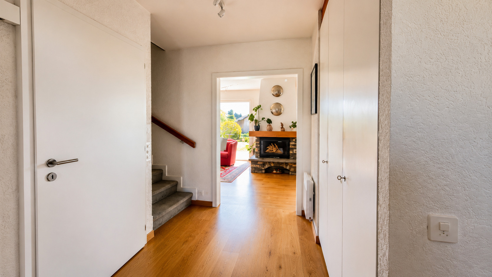 Heller Eingangsbereich mit Blick ins Wohnzimmer