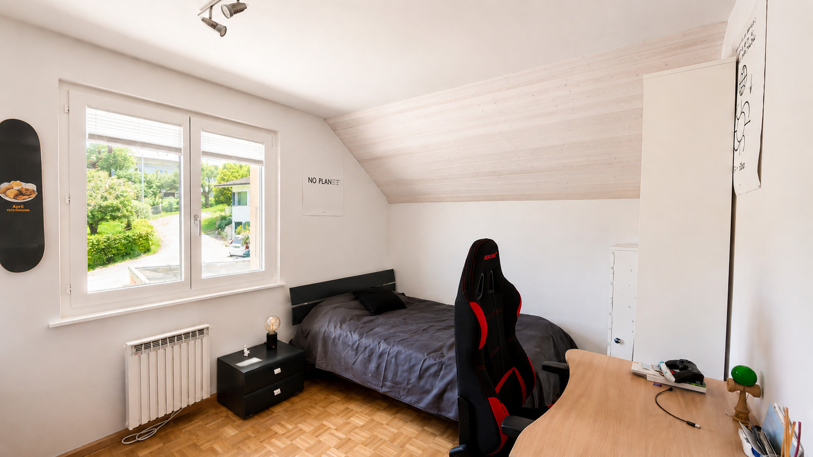 Helles kleines Schlafzimmer mit Arbeitsbereich