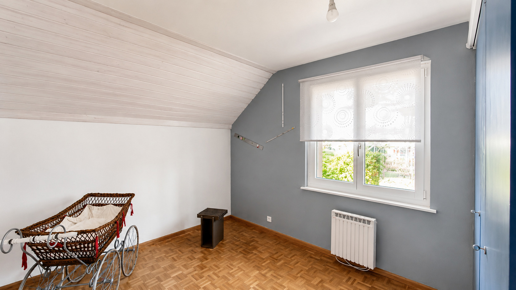 Ausgebauter Dachraum mit Babywagen