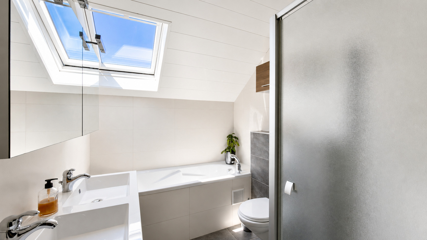 Helles Dachgeschoss-Badezimmer mit Dachfenster