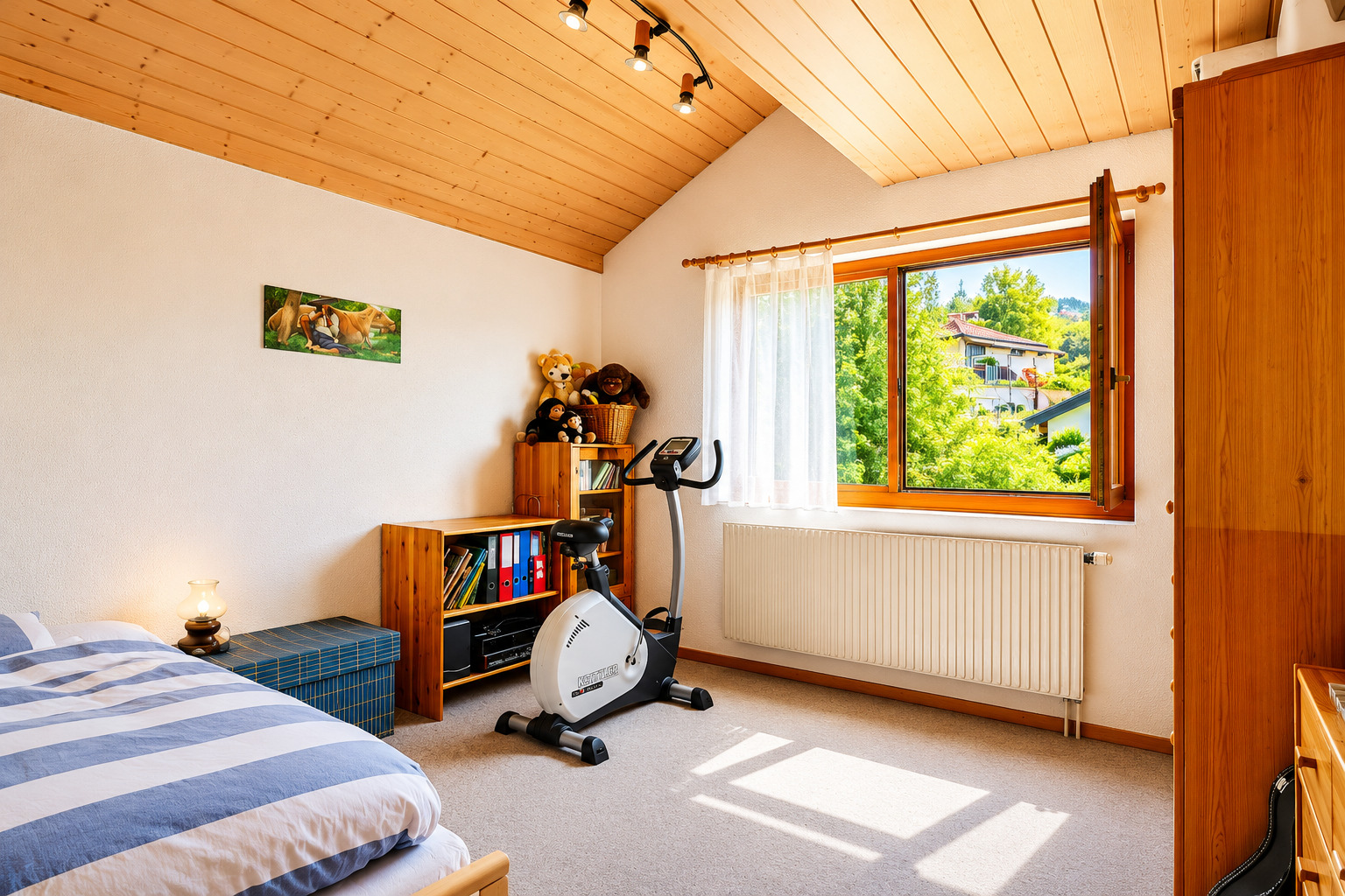 Helles Schlafzimmer mit Holzdecke und Gartenblick