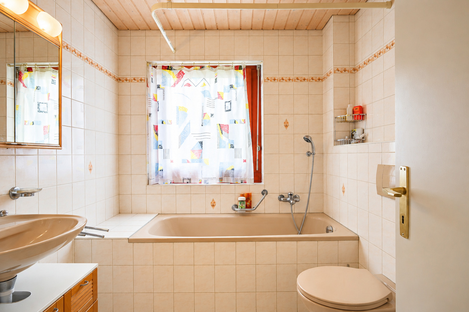 Retro-Badezimmer mit Badewanne und Waschbecken