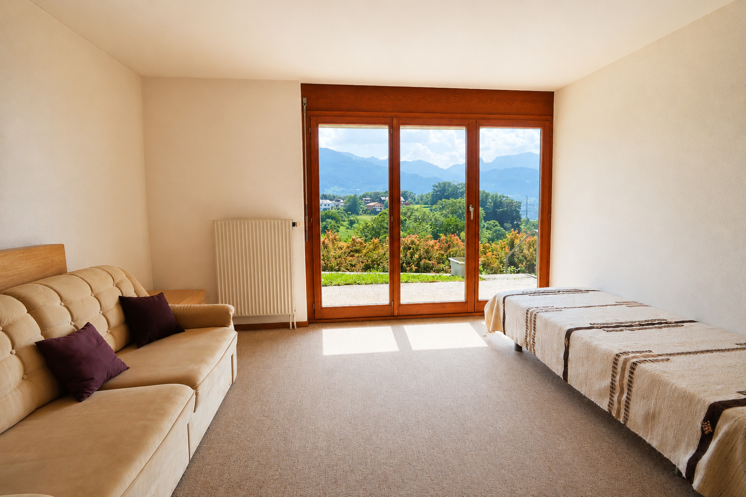 Helles Schlafzimmer mit Bergblick