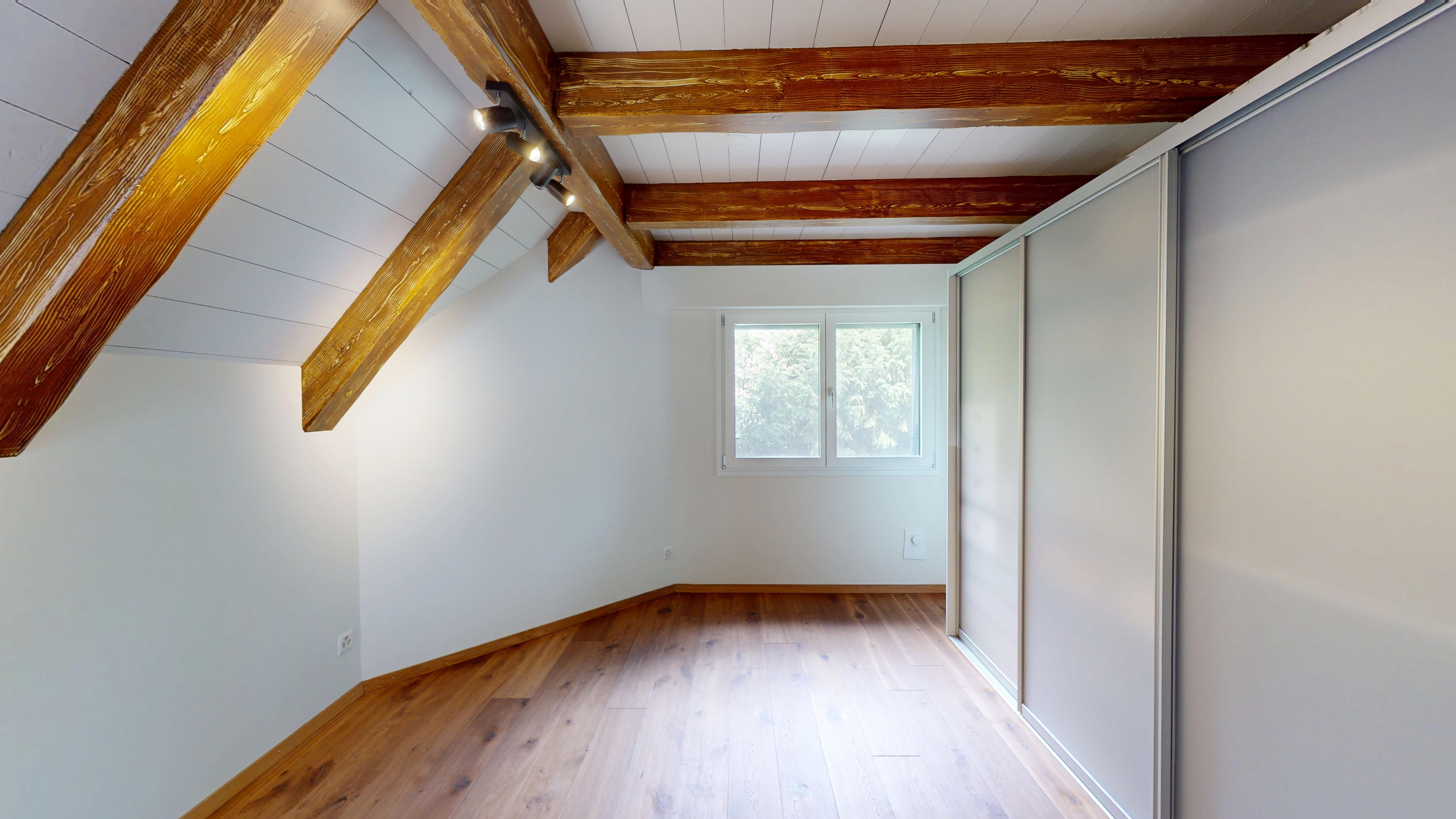 Leerer Dachraum mit sichtbaren Holzbalken