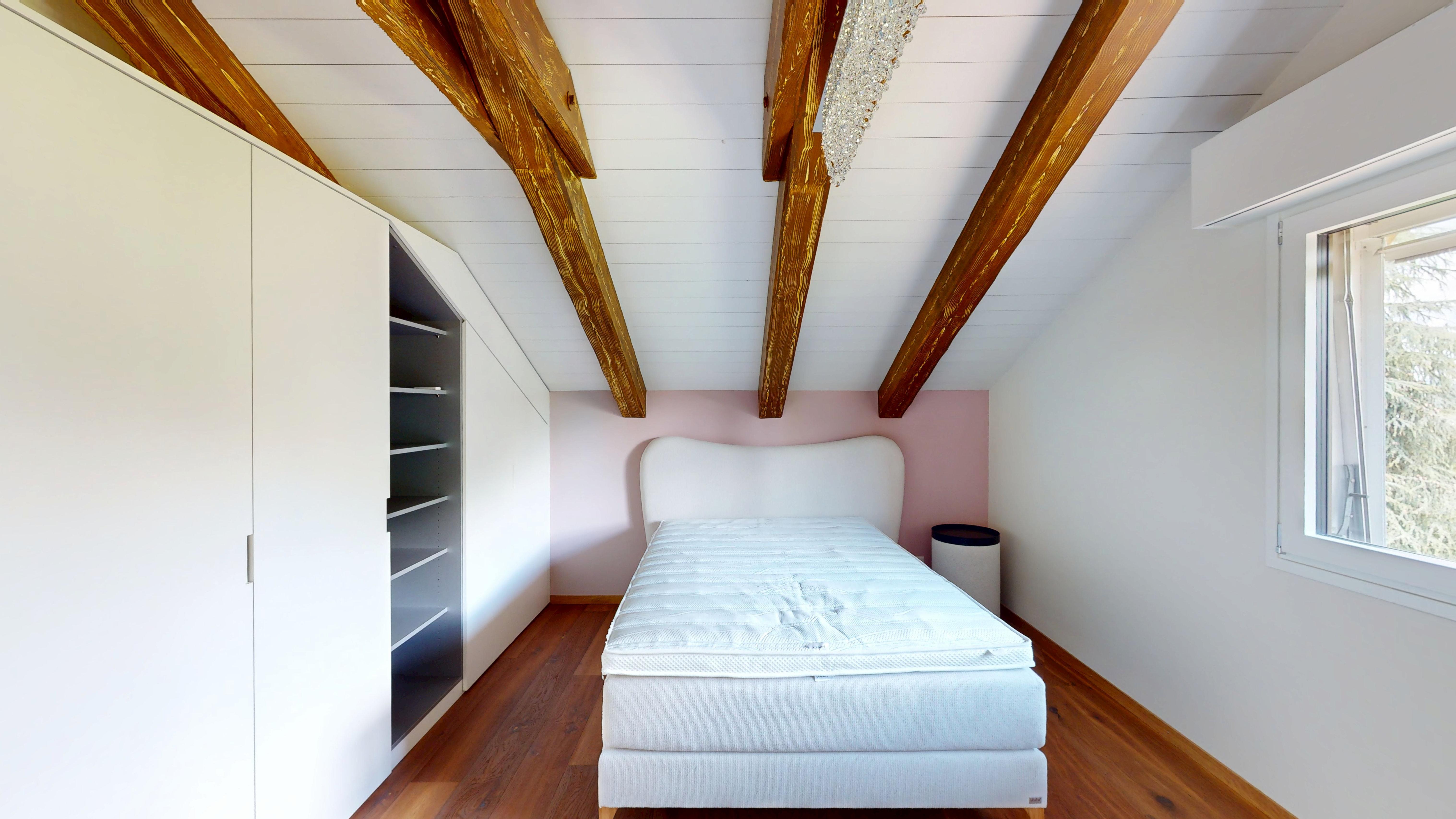 Dachgeschoss-Schlafzimmer mit Sichtbalken