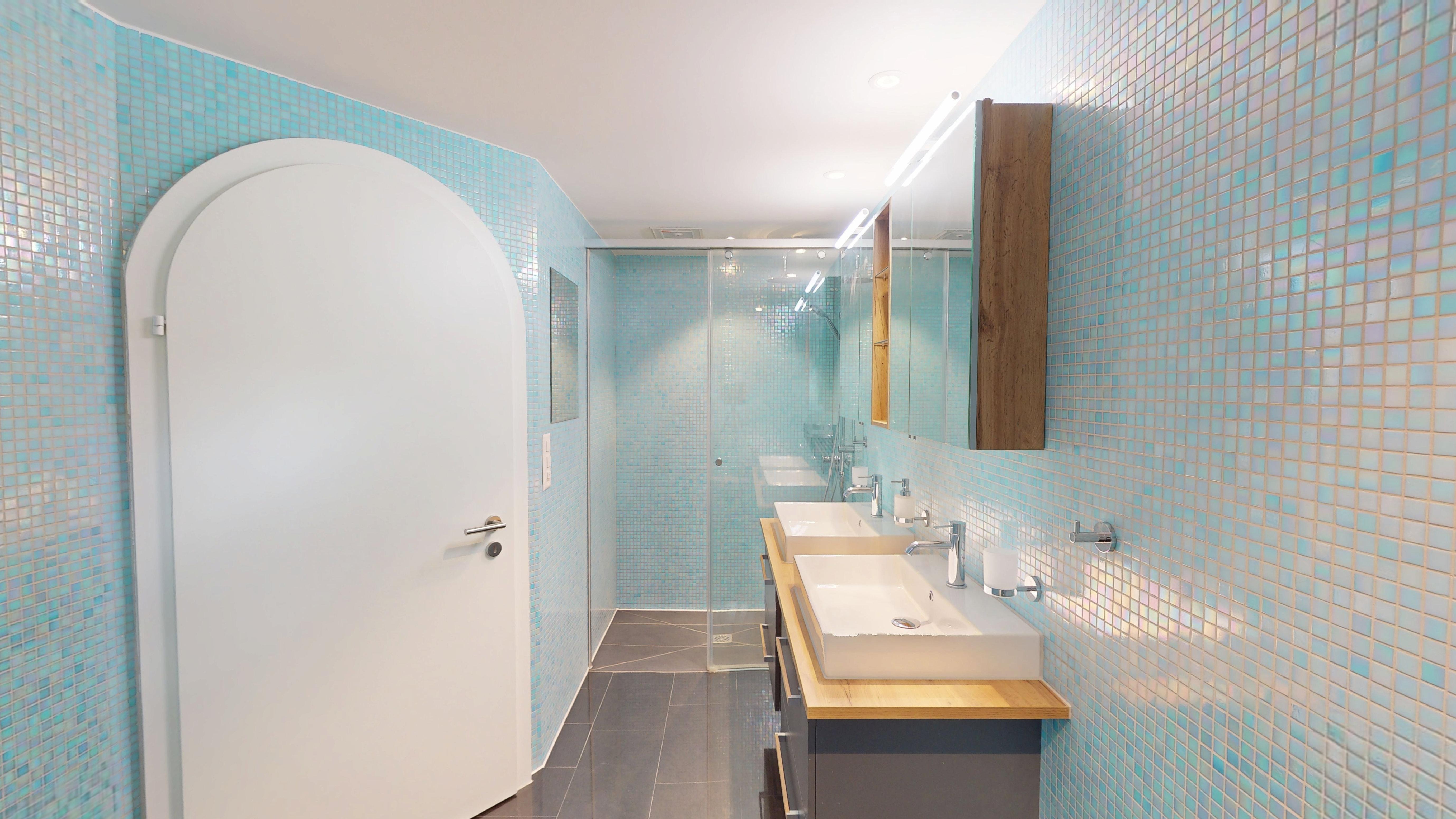 Modernes Badezimmer mit türkisfarbenen Mosaikfliesen