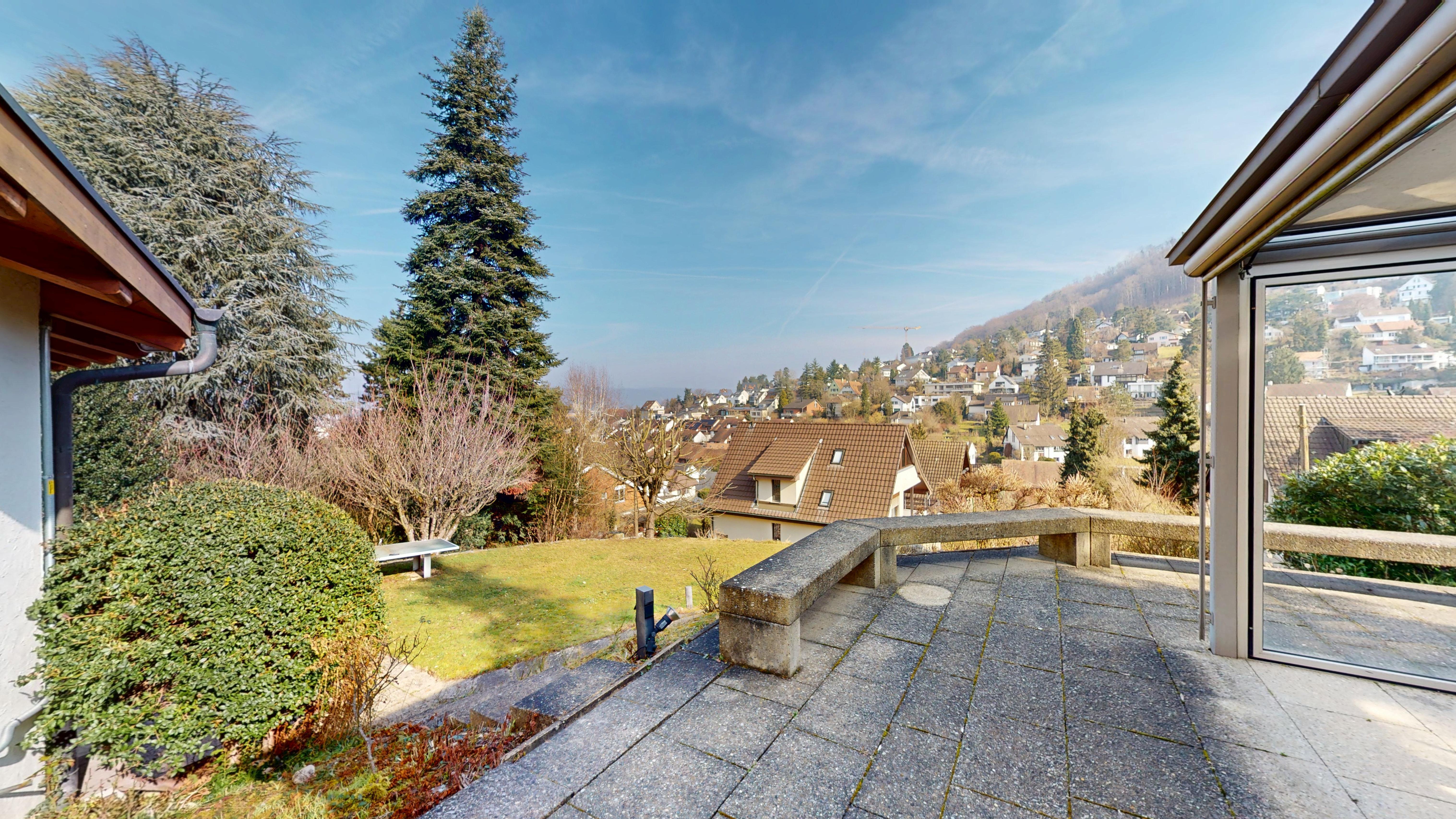 Terrasse mit Ausblick über ein Wohnviertel