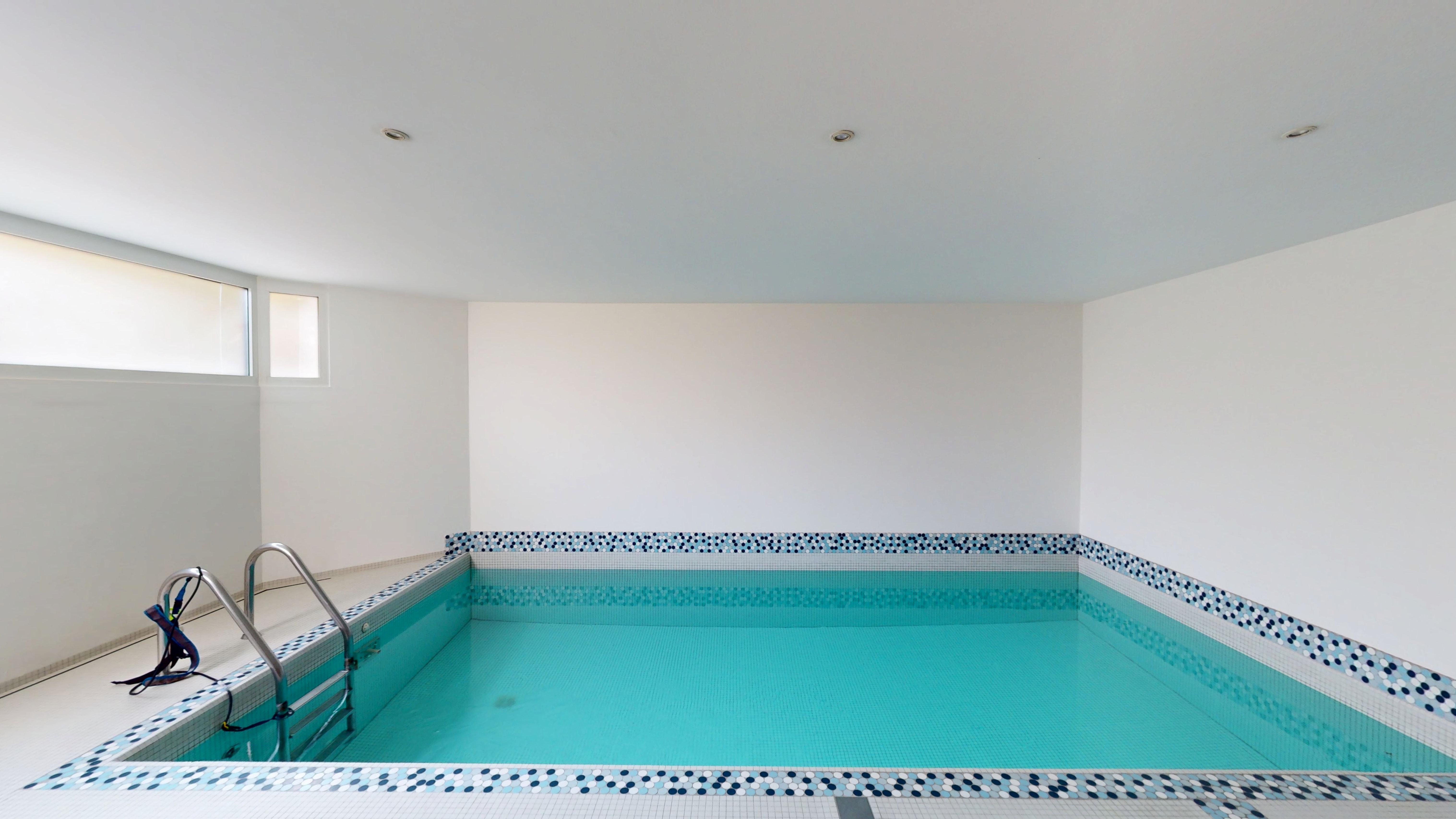 Innenpool in hellem Raum