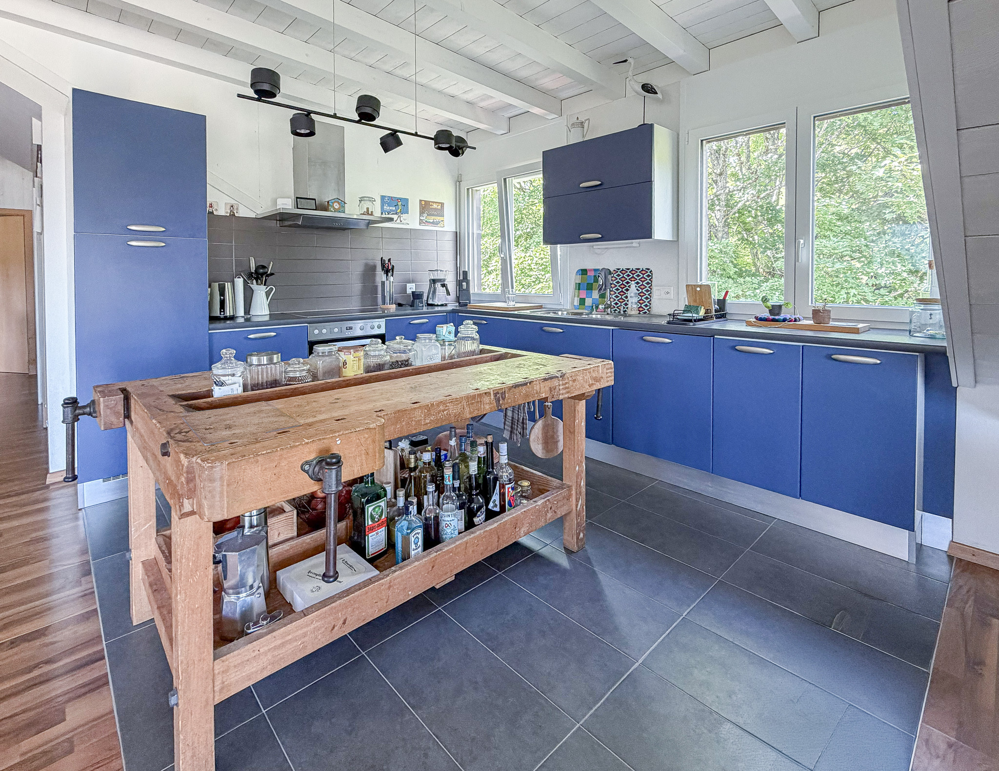 Moderne Küche mit blauen Fronten und Holzarbeitsinsel