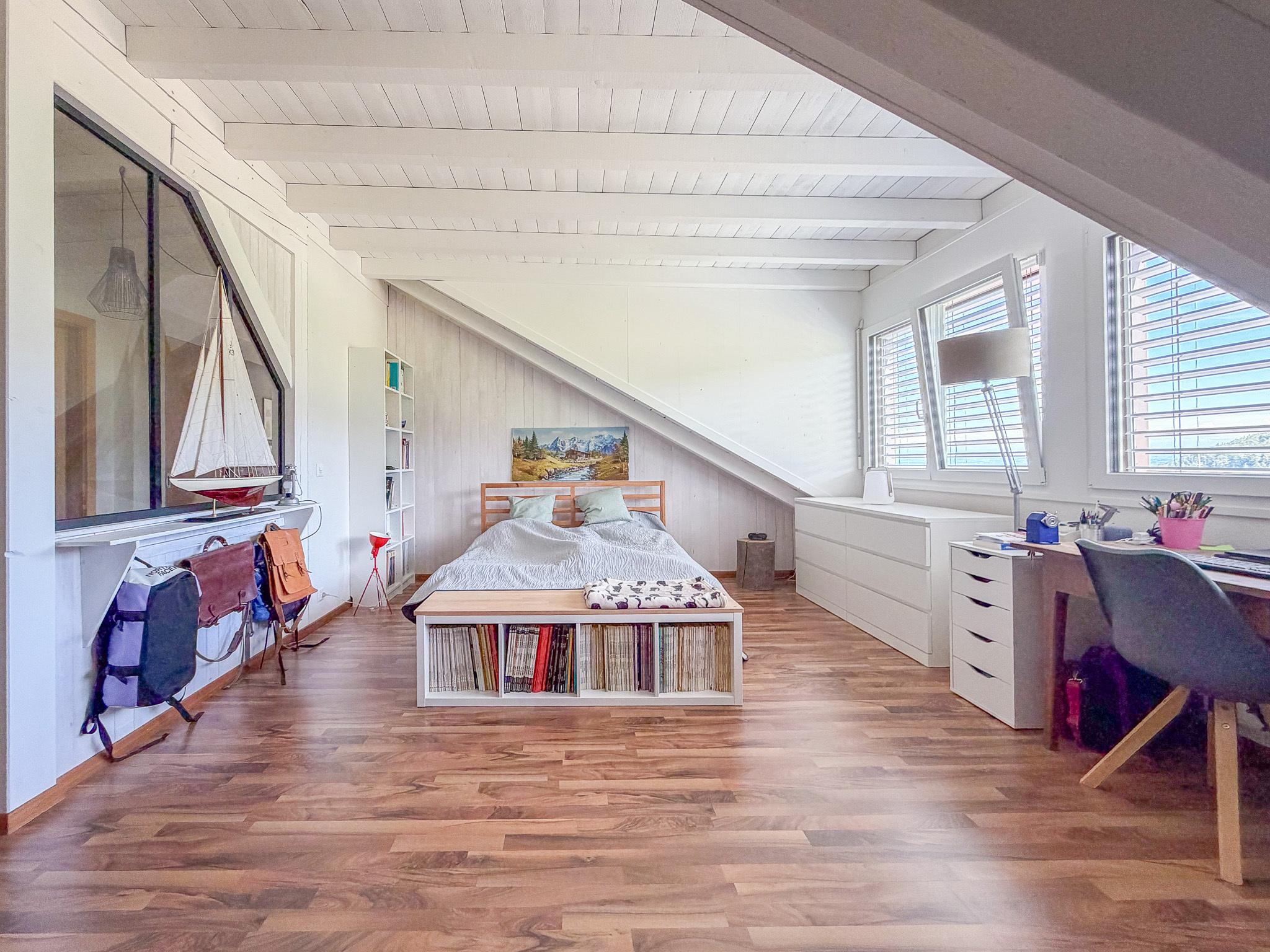 Helles Dachgeschoss-Schlafzimmer mit Arbeitsplatz
