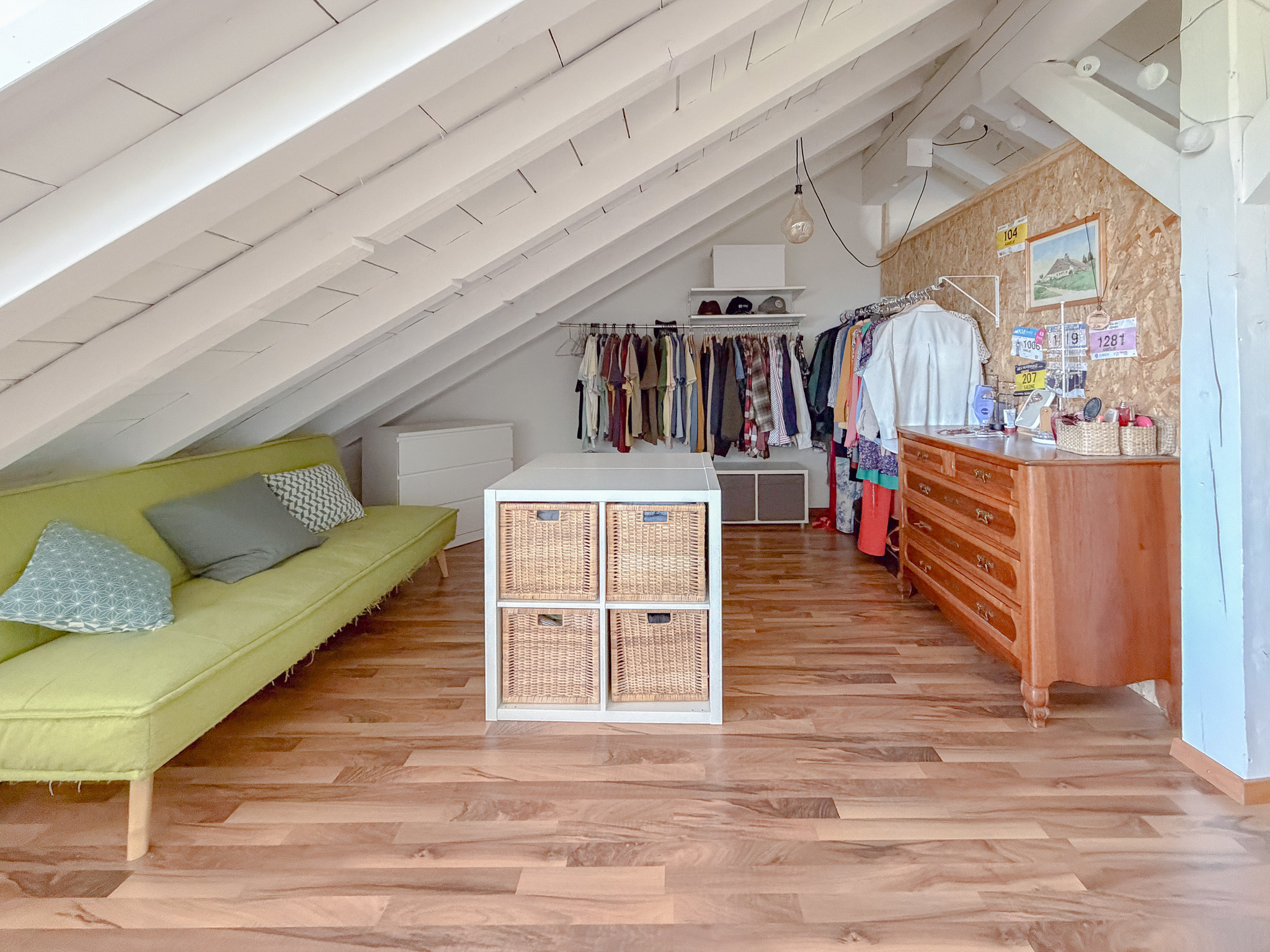 Dachgeschosszimmer mit Ankleide und Sofa