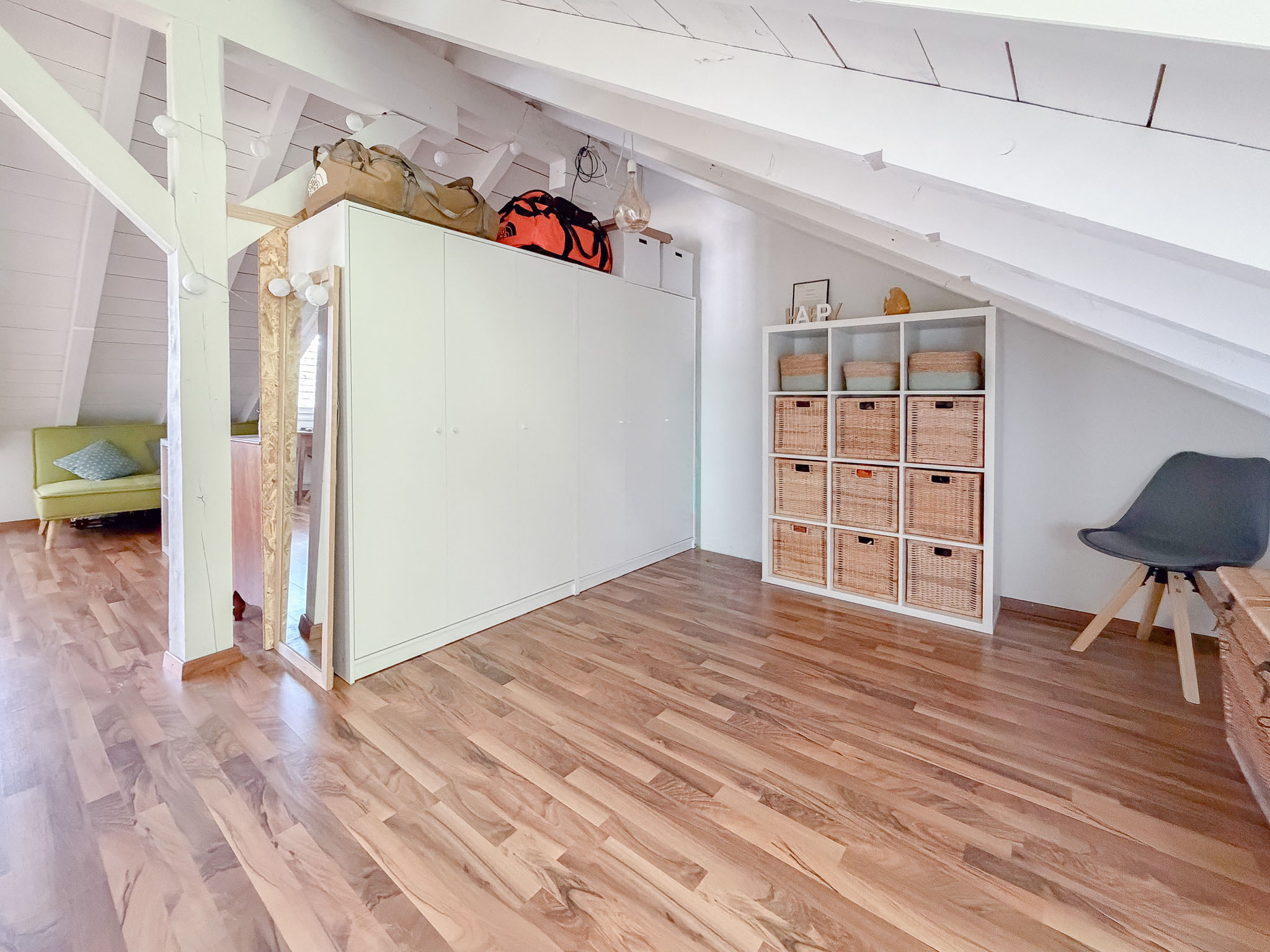 Dachgeschosszimmer mit Stauraum und Regalsystem