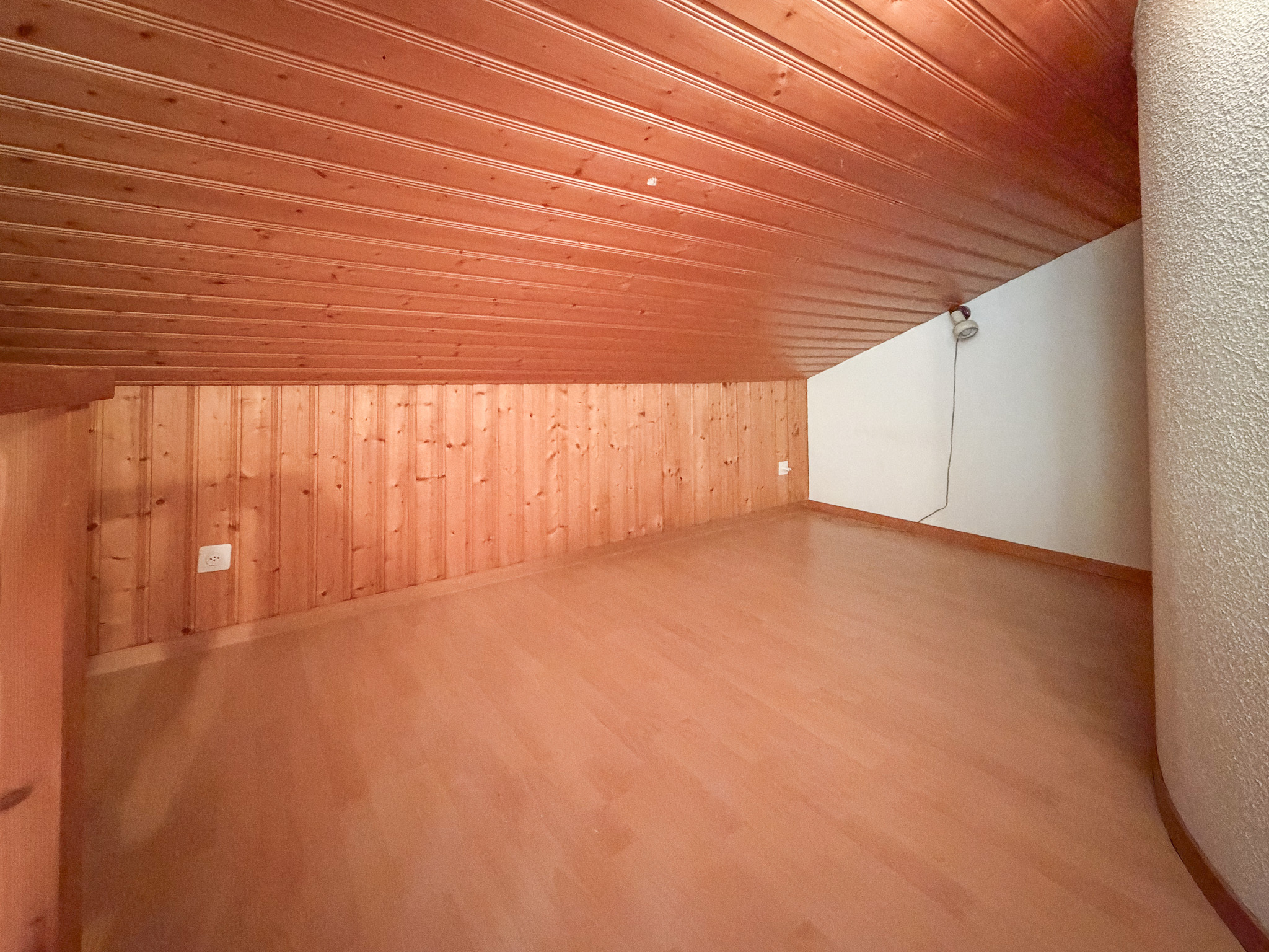 Dachgeschossraum mit Holzverkleidung