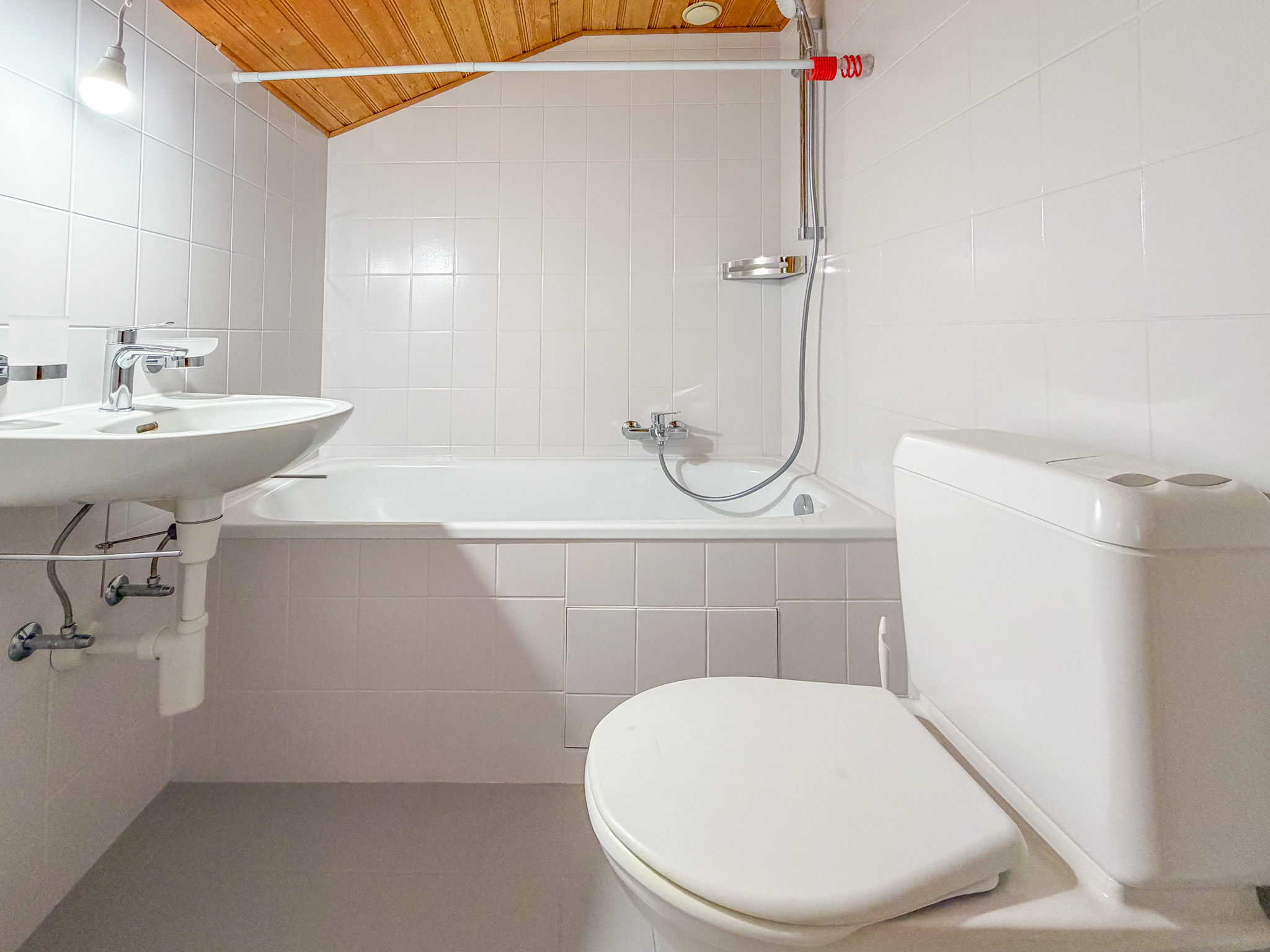 Kleines Badezimmer mit Badewanne und WC