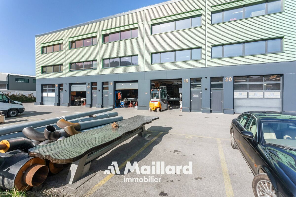 Gewerbehalle mit Werkstattboxen
