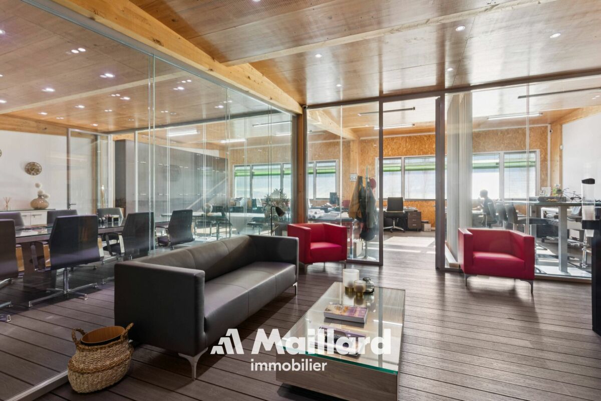 Modernes Büro- und Besprechungsinterieur mit Glaswänden