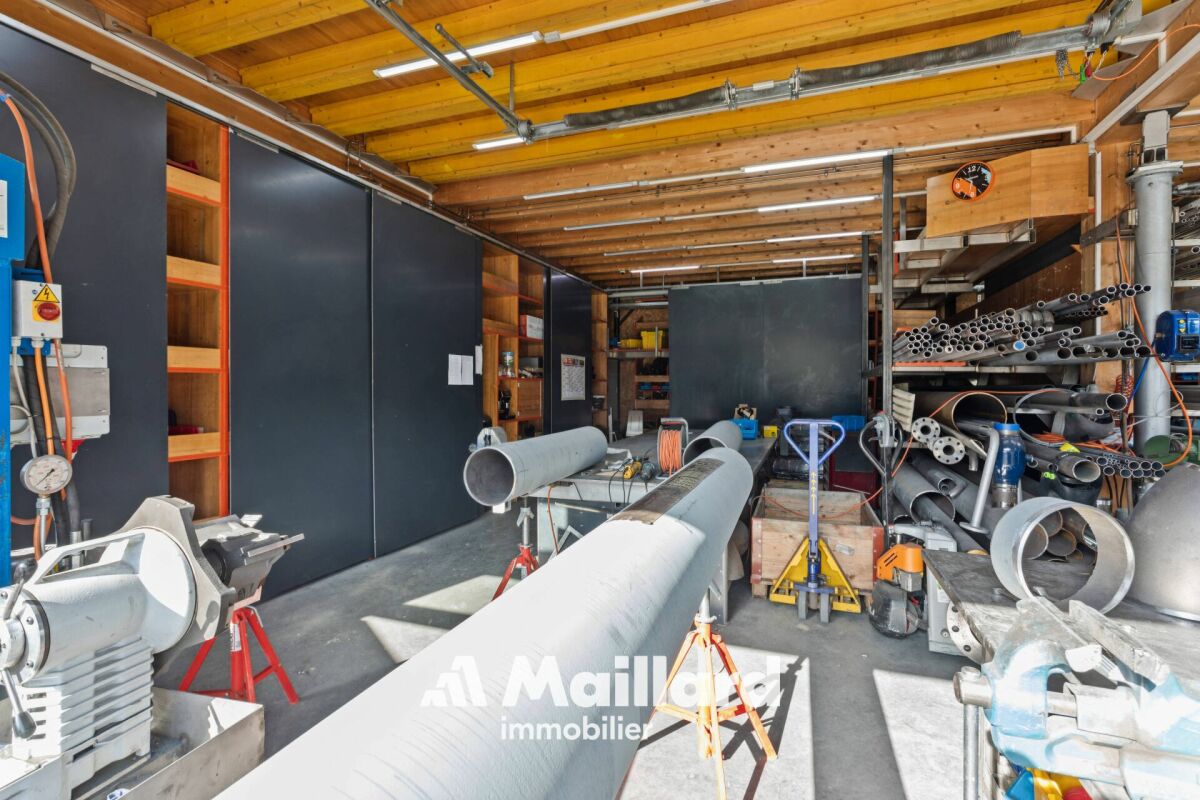 Werkstatt/Technikraum mit Maschinen und Rohrmaterial