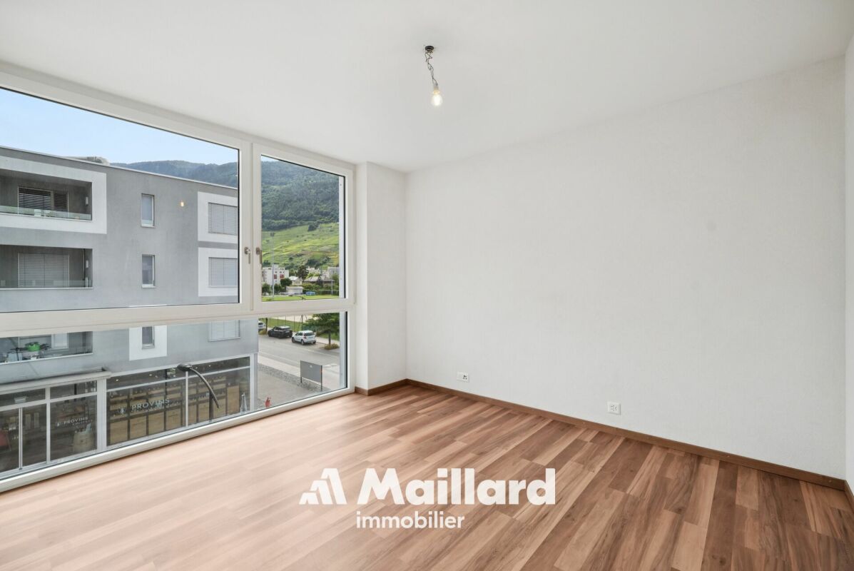 Helles, leeres Zimmer mit großem Fenster und Bergblick