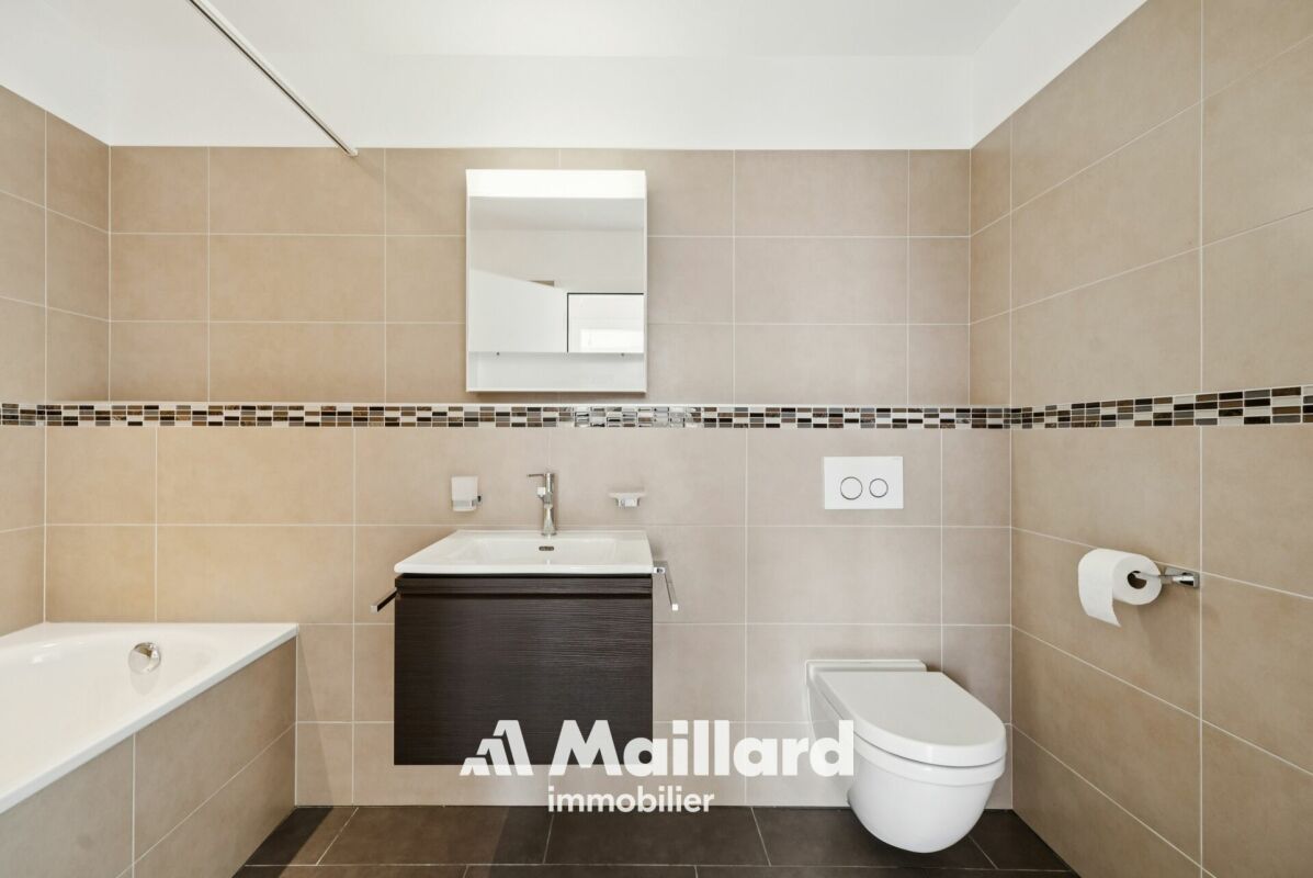 Badezimmer mit Wanne, Waschtisch und WC