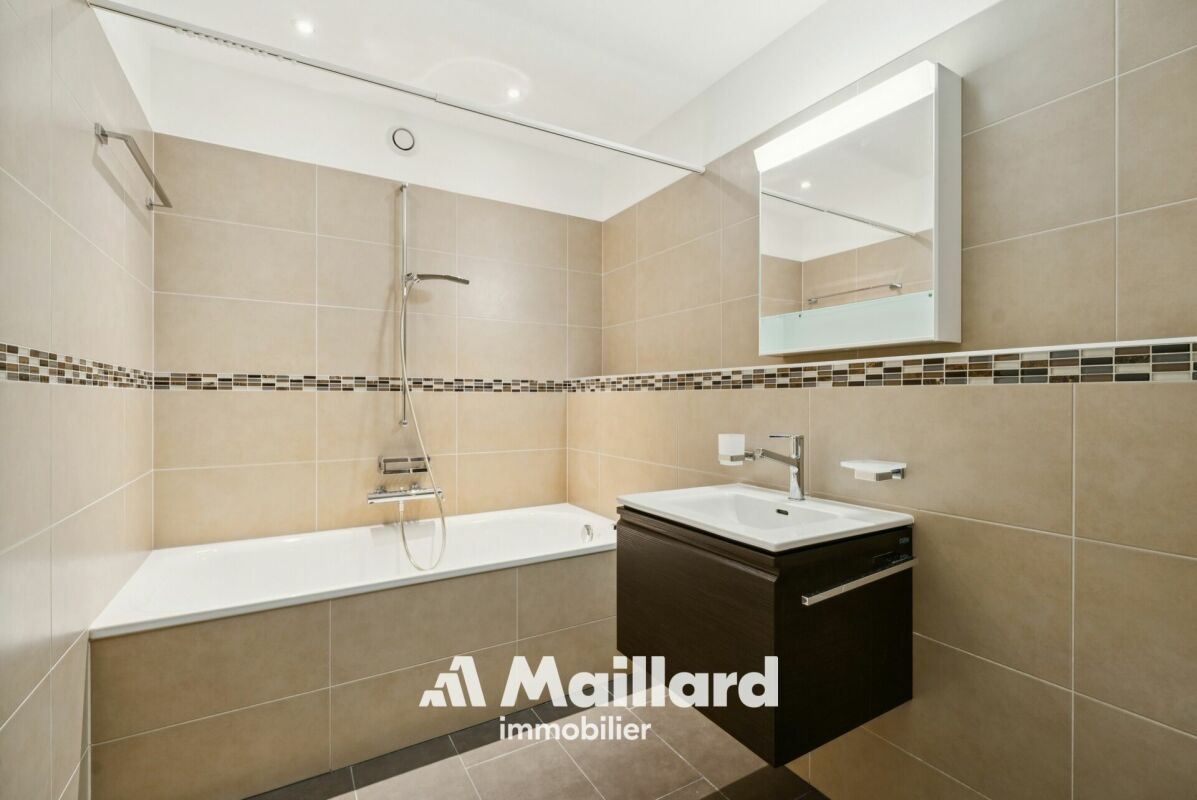 Modernes Badezimmer mit Wanne und Waschtisch