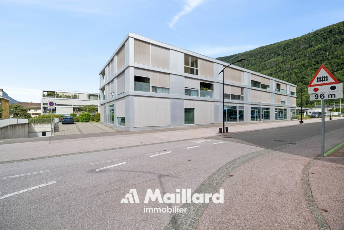 Modernes Mehrfamilienhaus an der Straße