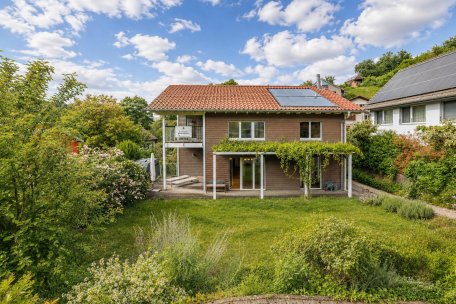 Einfamilienhaus mit Garten und Solarpanelen