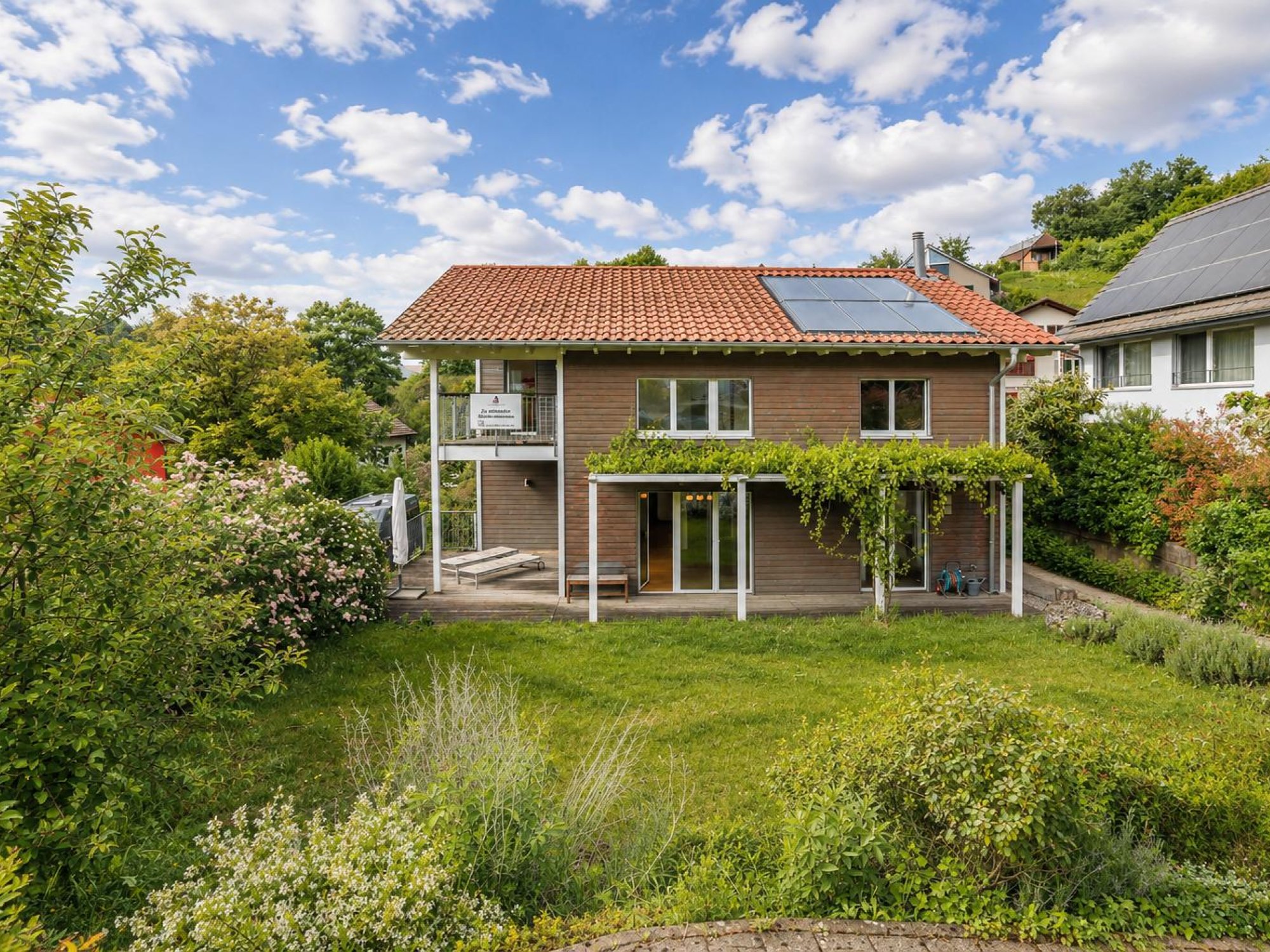 Einfamilienhaus mit Garten und Solardach