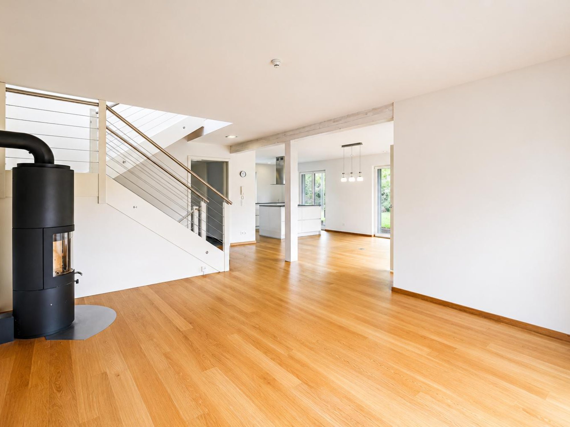 Offener Wohnbereich mit Kamin und Treppe