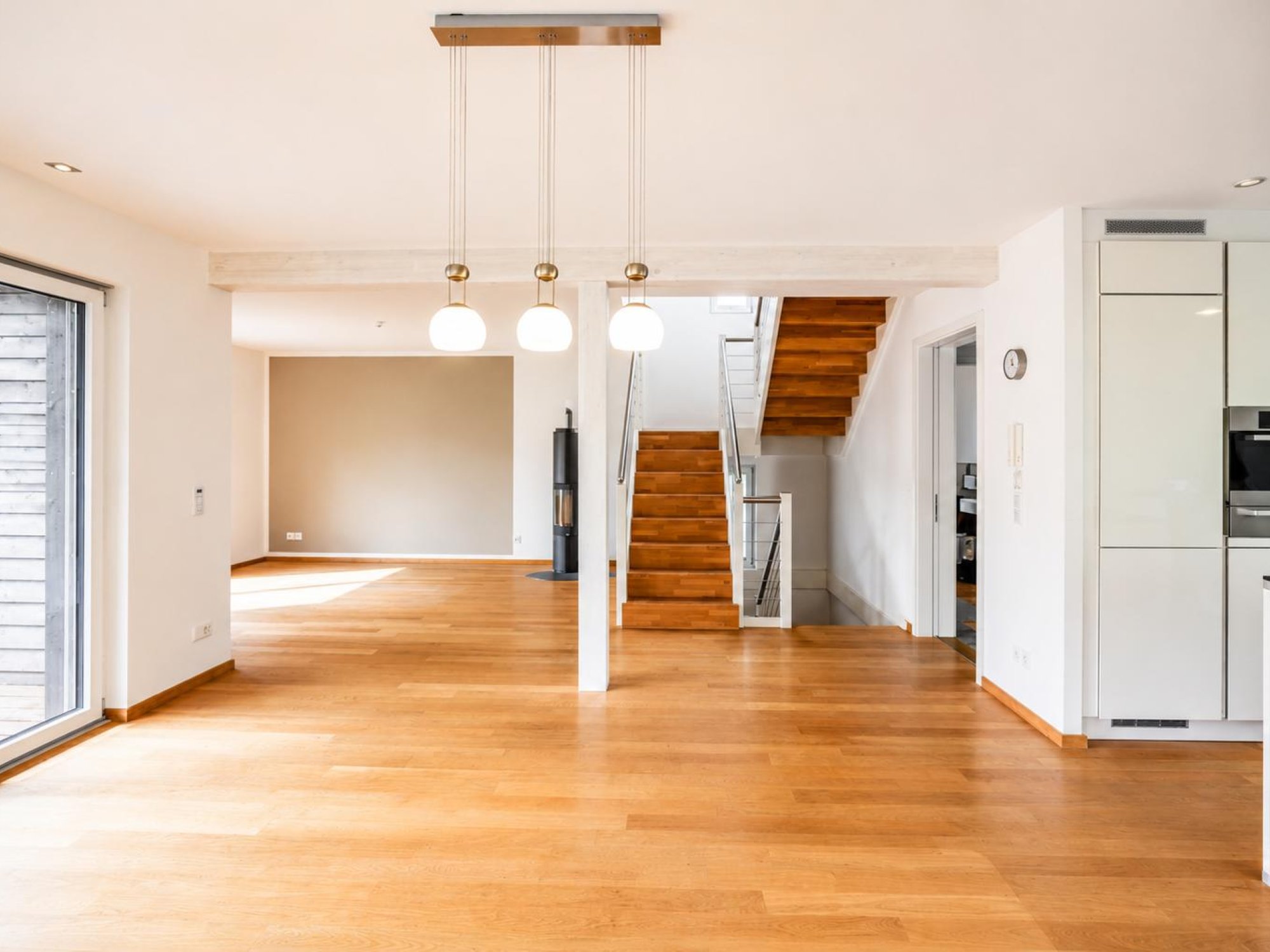 Offener Wohnbereich mit Treppe und Küche