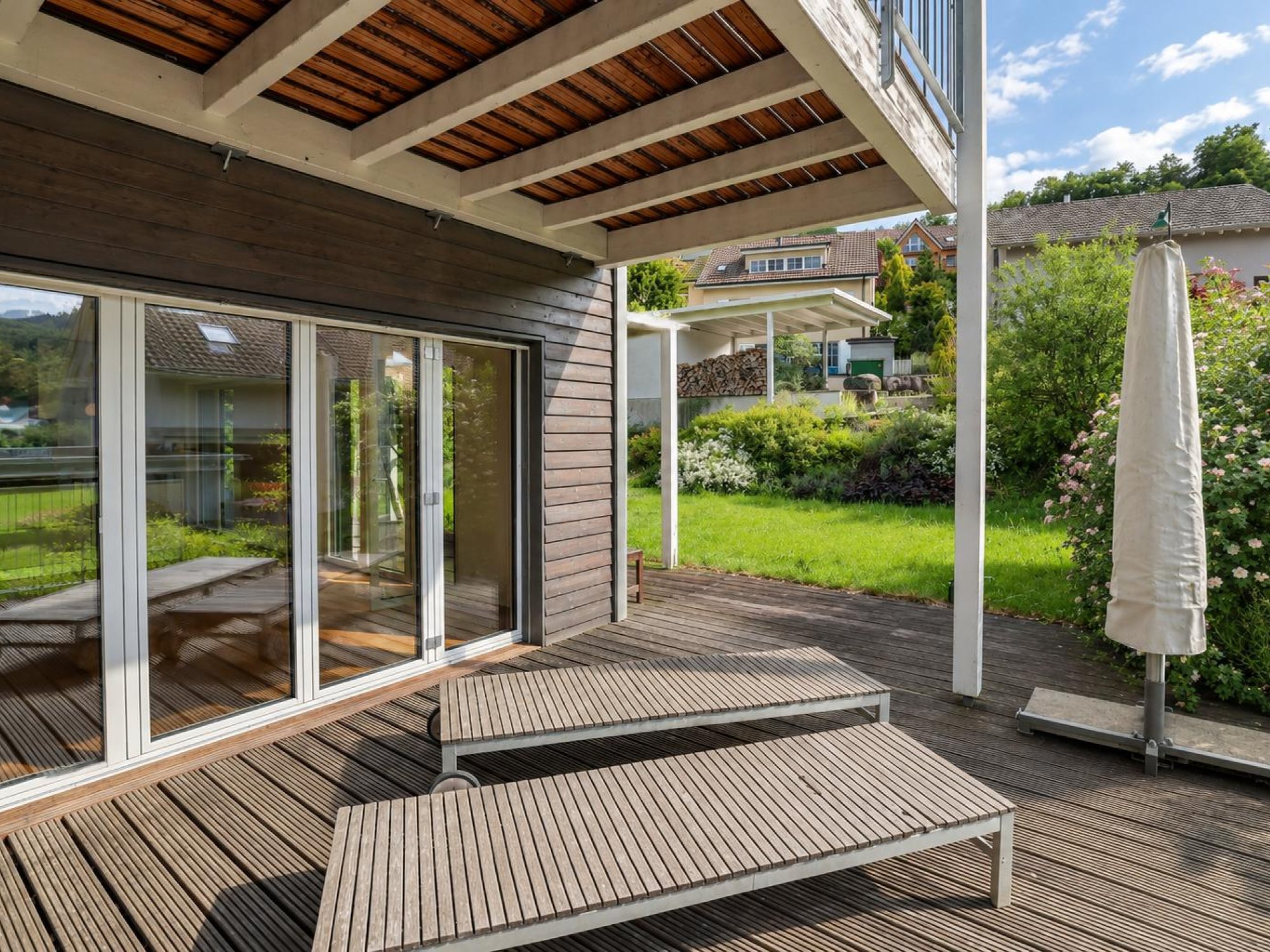 Terrasse mit Holzdeck und Gartenblick