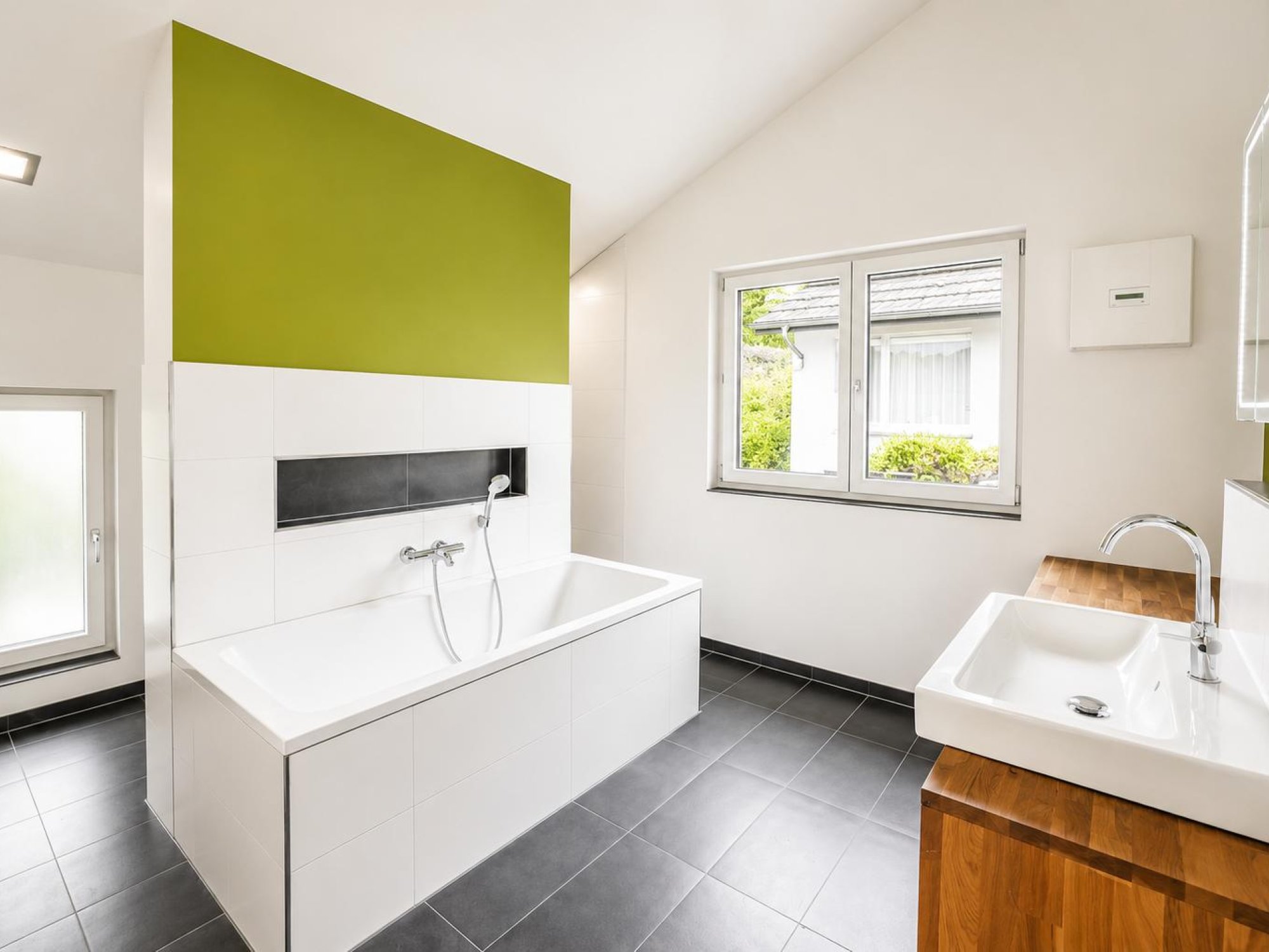 Modernes Badezimmer mit grüner Akzentwand