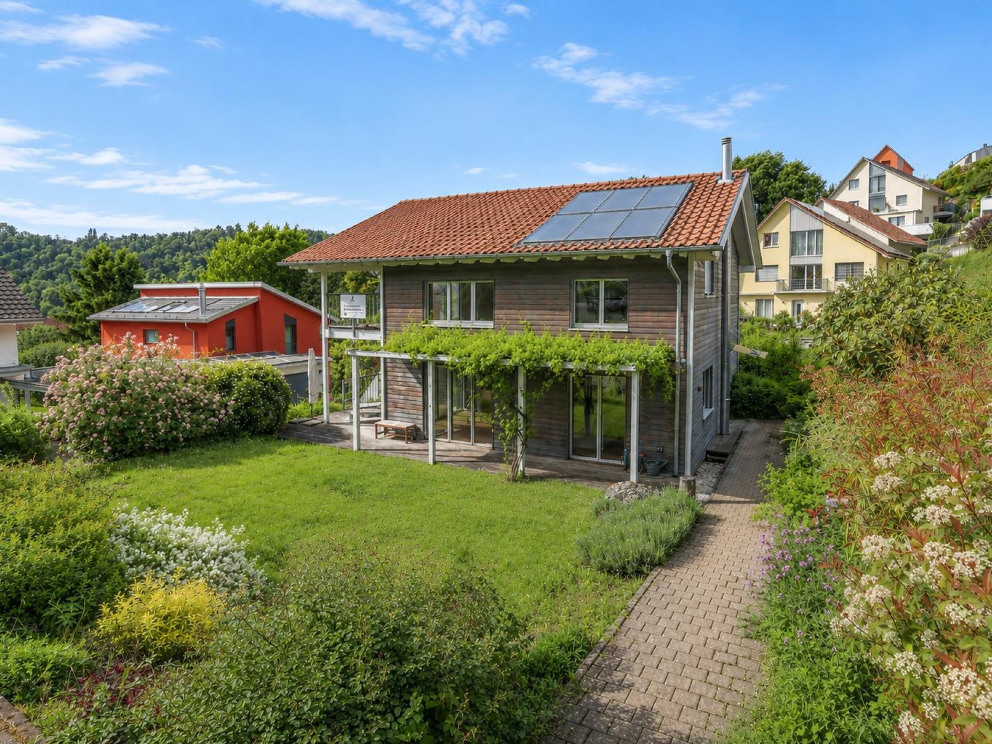 Haus mit Garten und Solardach