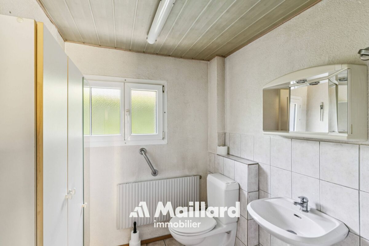 Kleines Badezimmer mit WC und Waschbecken
