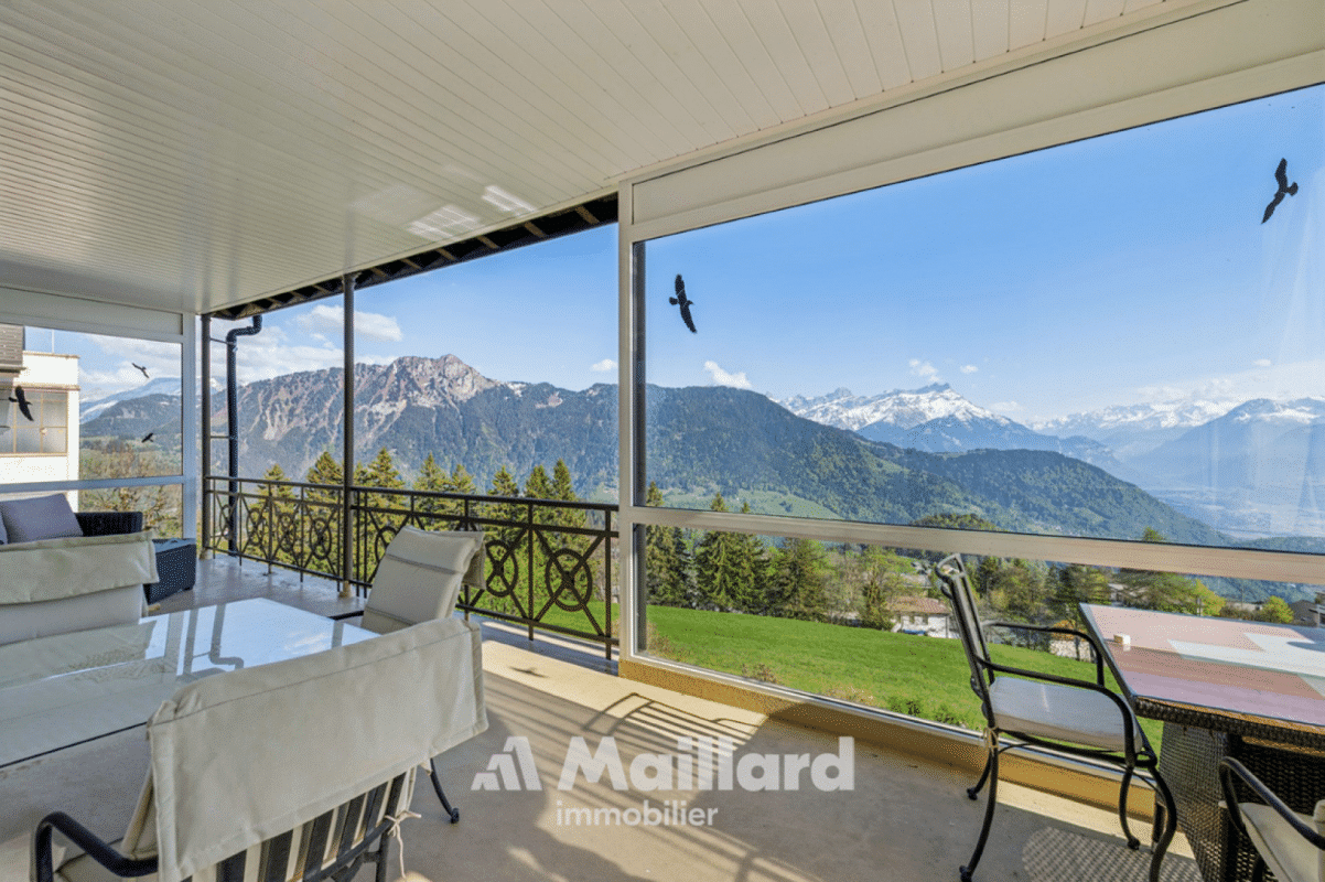 Überdachte Terrasse mit Alpenpanorama