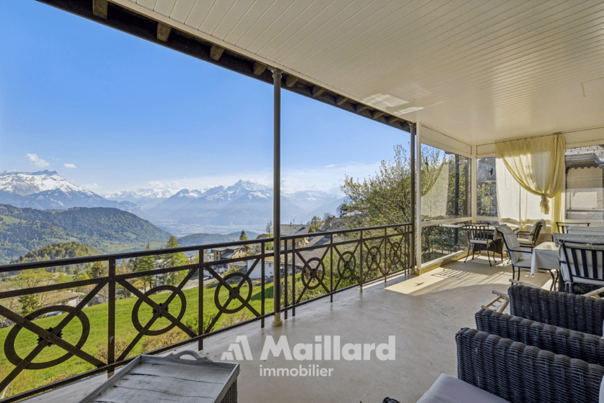 Balkon mit Panoramabergblick