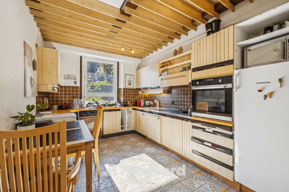 Helle Küche mit Holzdecke