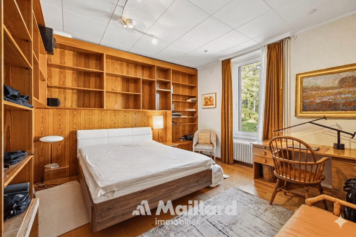 Holzvertäntes Schlafzimmer mit Bürobereich
