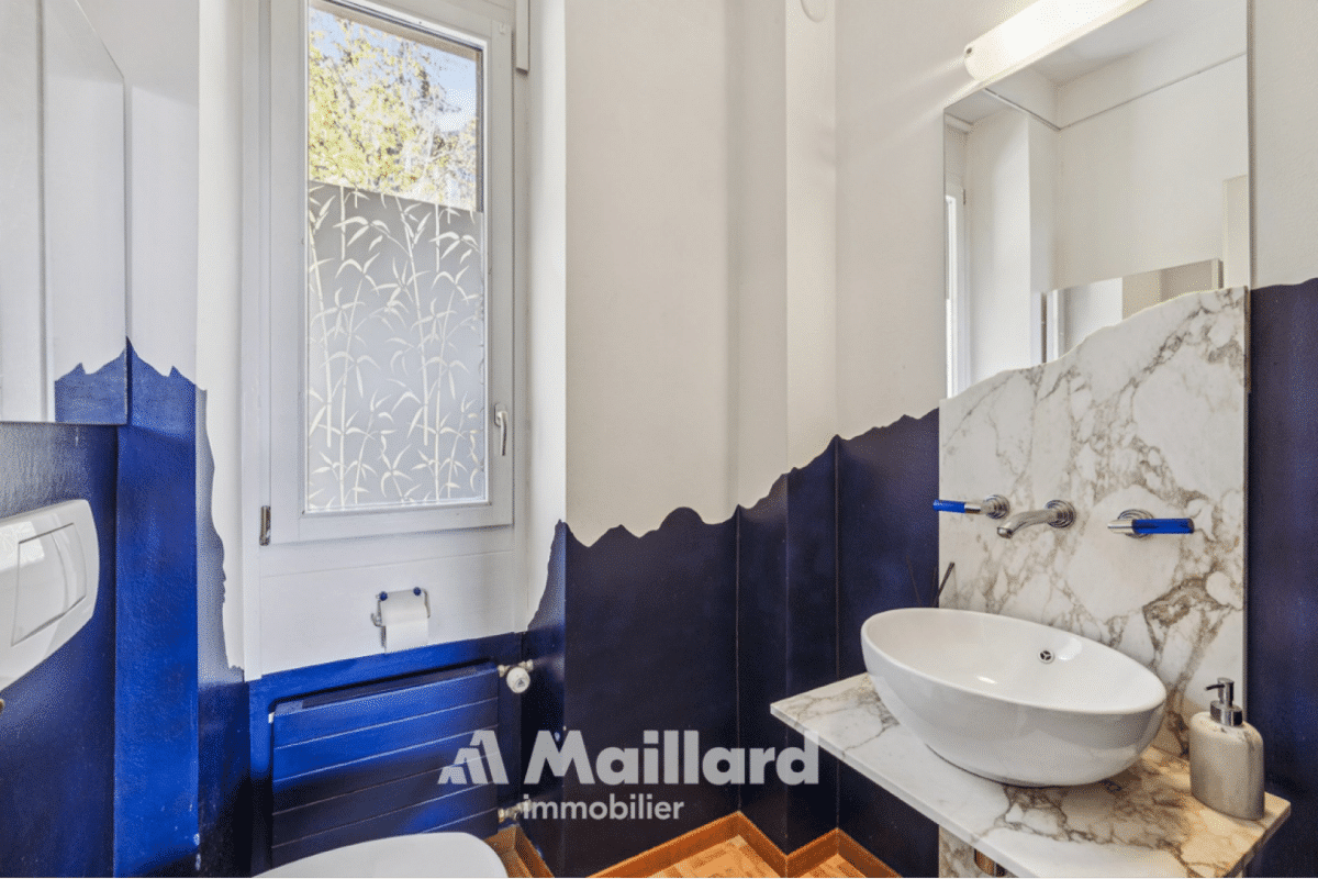 Modernes Gäste-WC mit blau-weißer Gestaltung
