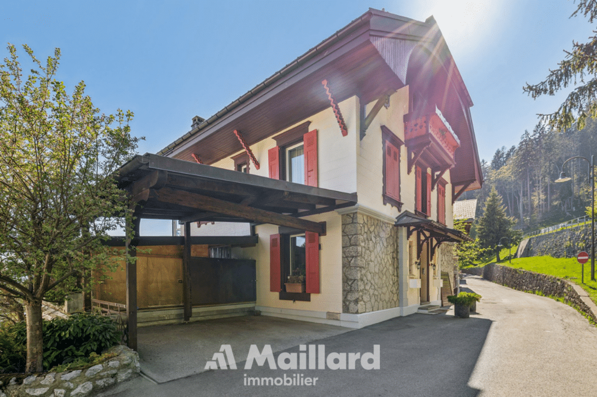 Alpenhaus mit Carport und Holzschindelcharakter