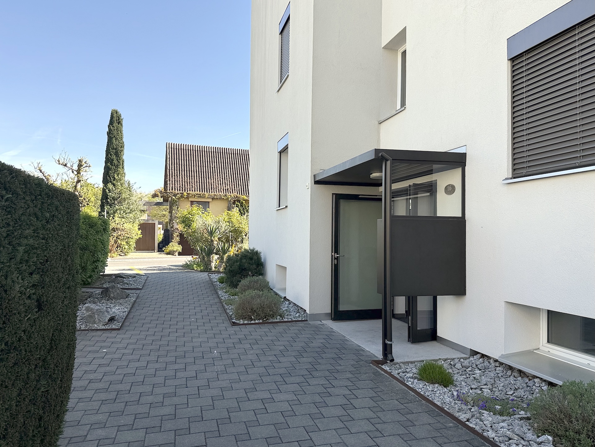 Moderner Hauseingang mit Vorgarten