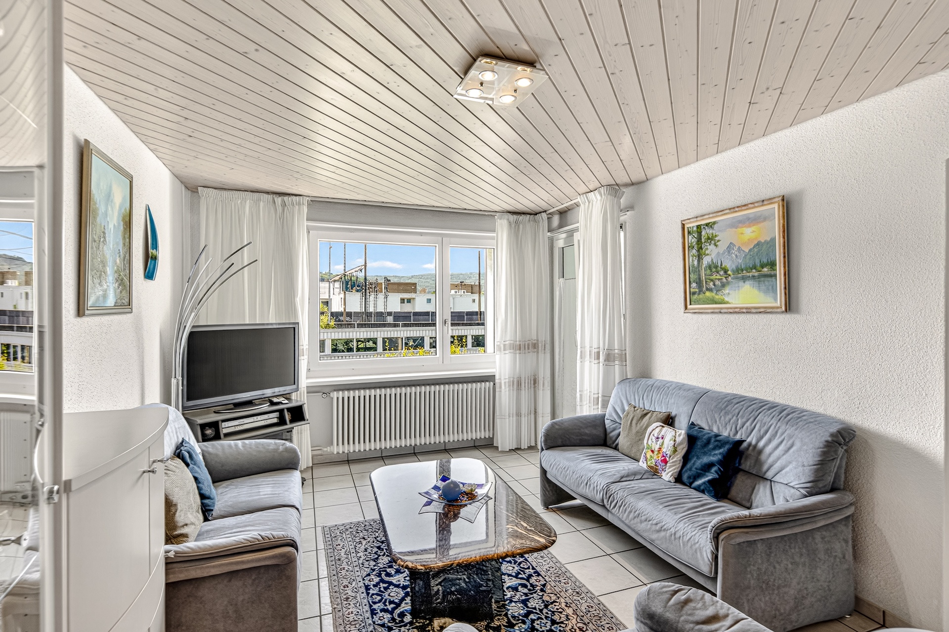 Helles Wohnzimmer mit Balkonblick