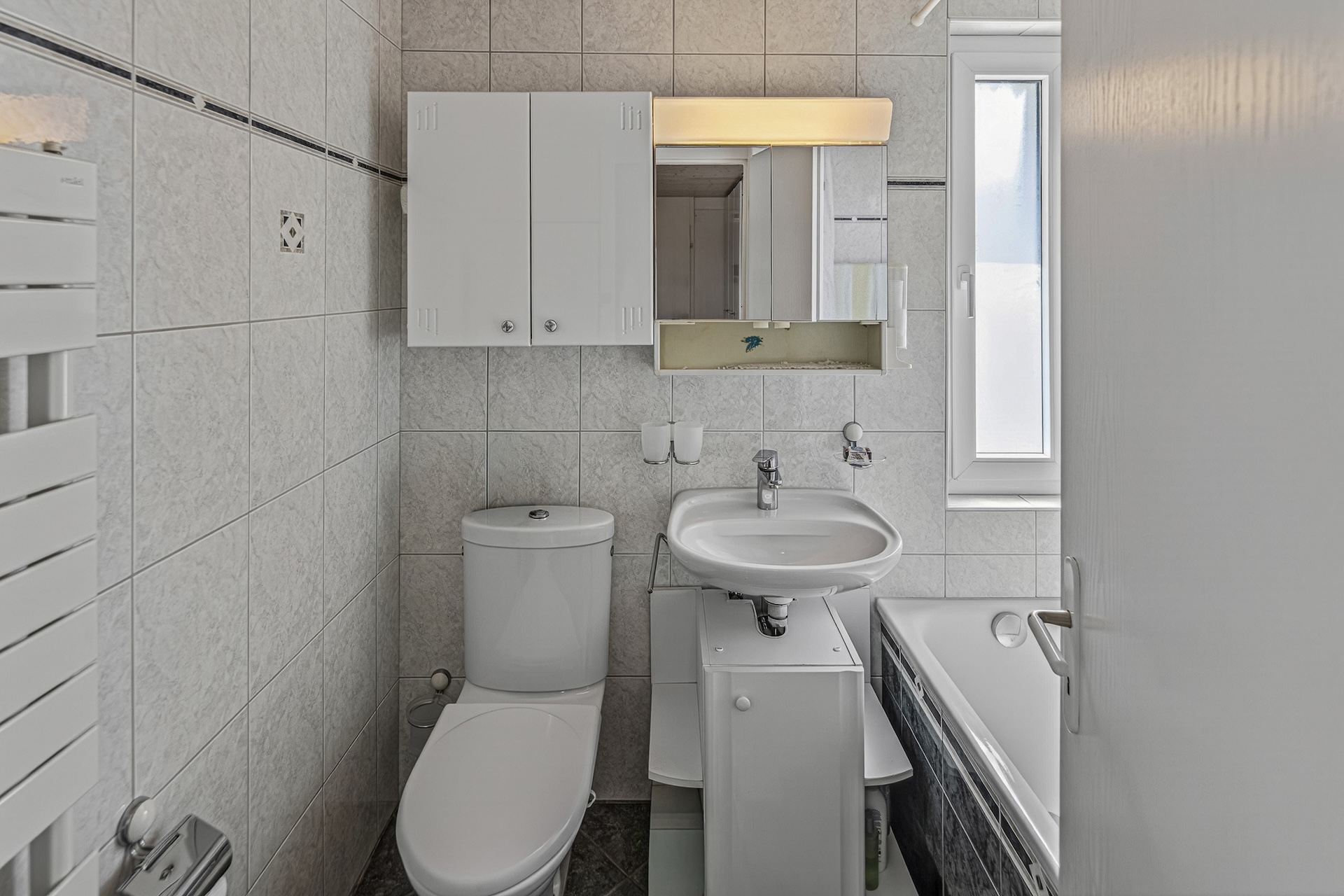 Kleines Badezimmer mit WC und Waschbecken