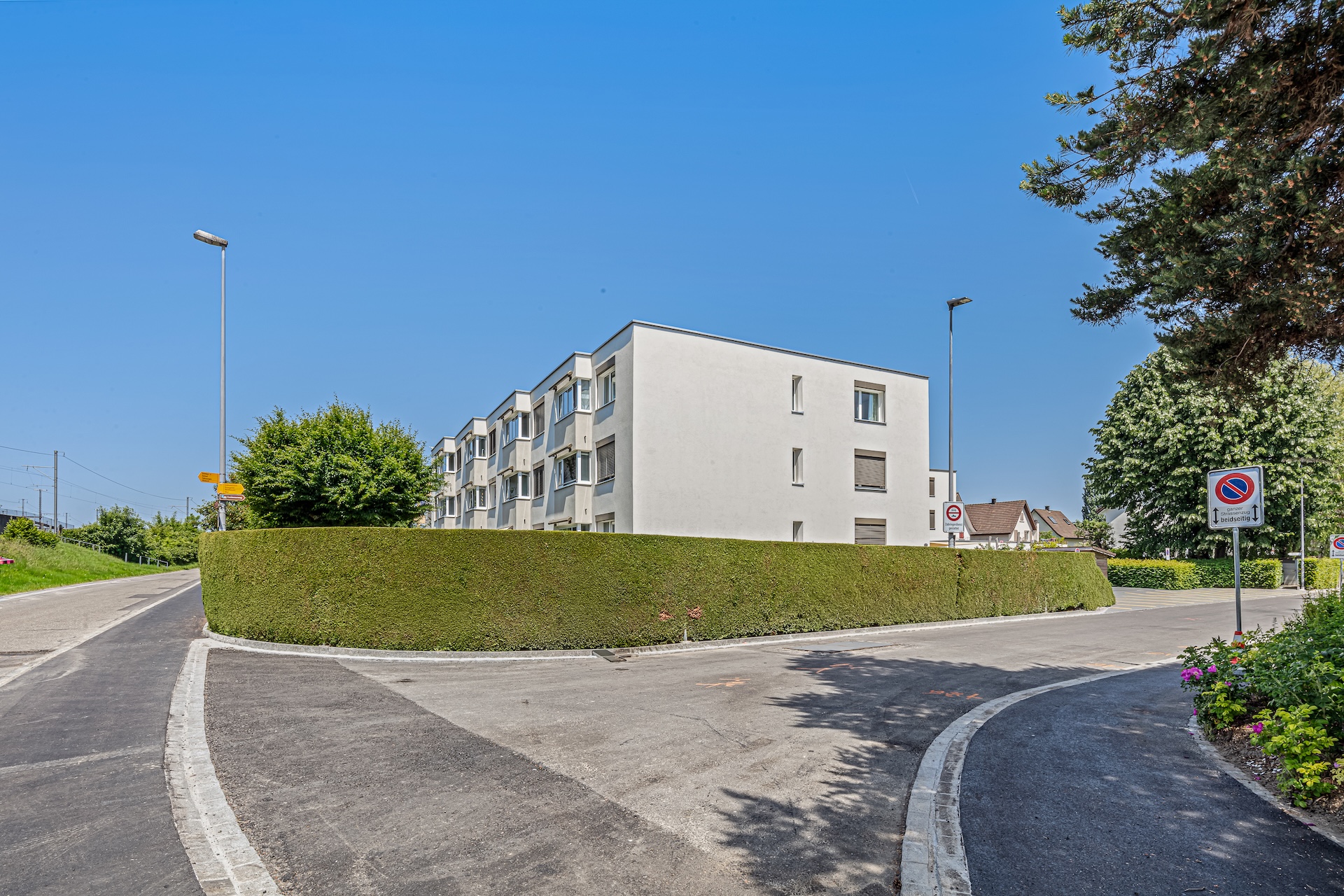 Mehrfamilienhaus an einer Straßenkreuzung