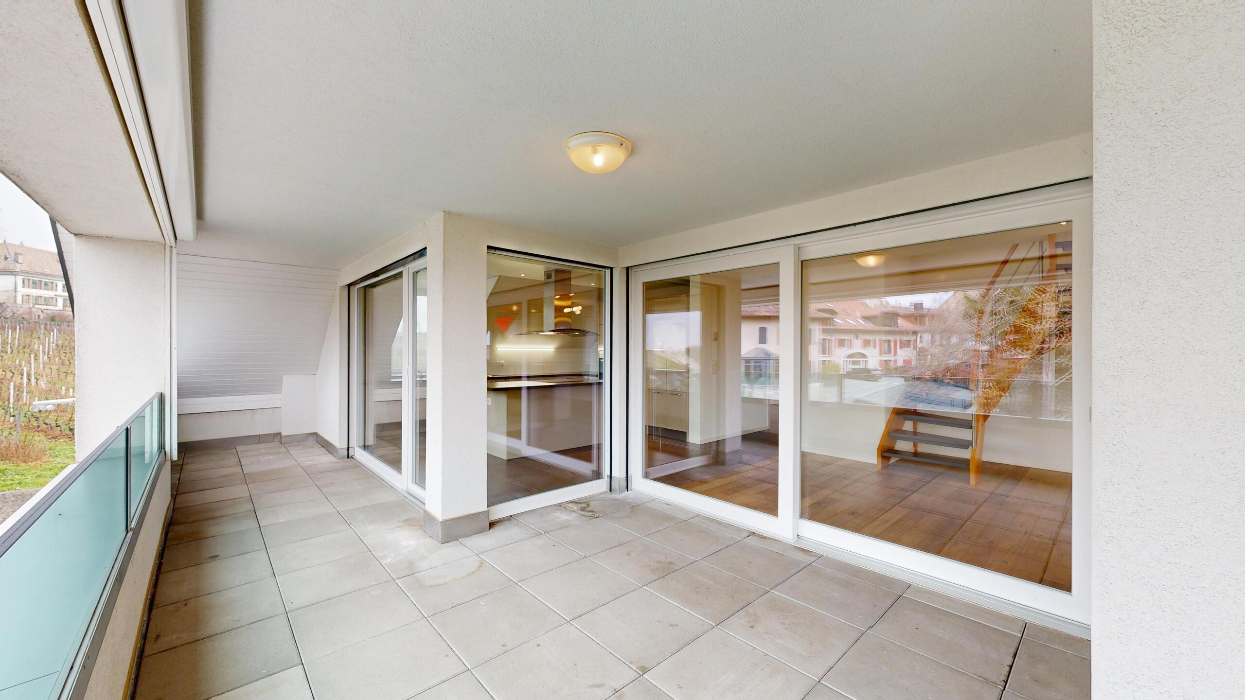 Überdachte Loggia mit Blick ins Wohn-/Esszimmer