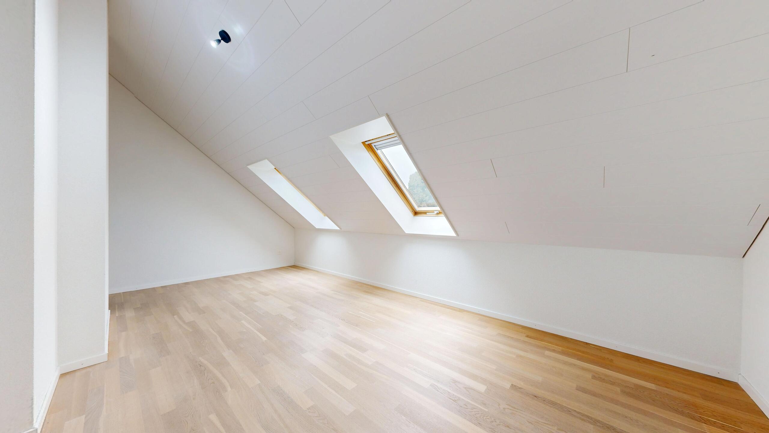 Ausgebauter Dachraum mit Dachfenstern